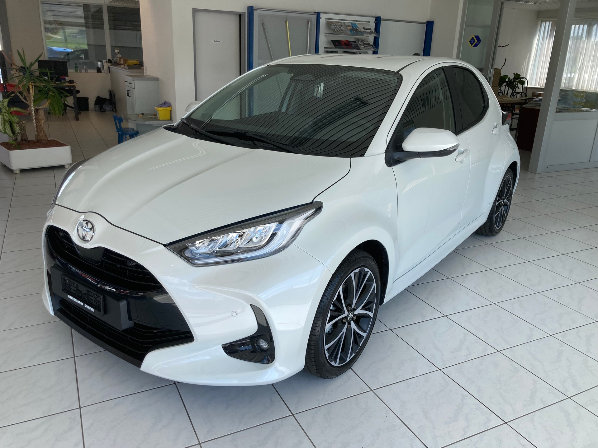 TOYOTA Yaris 1.5 Trend e-CVT-image-0