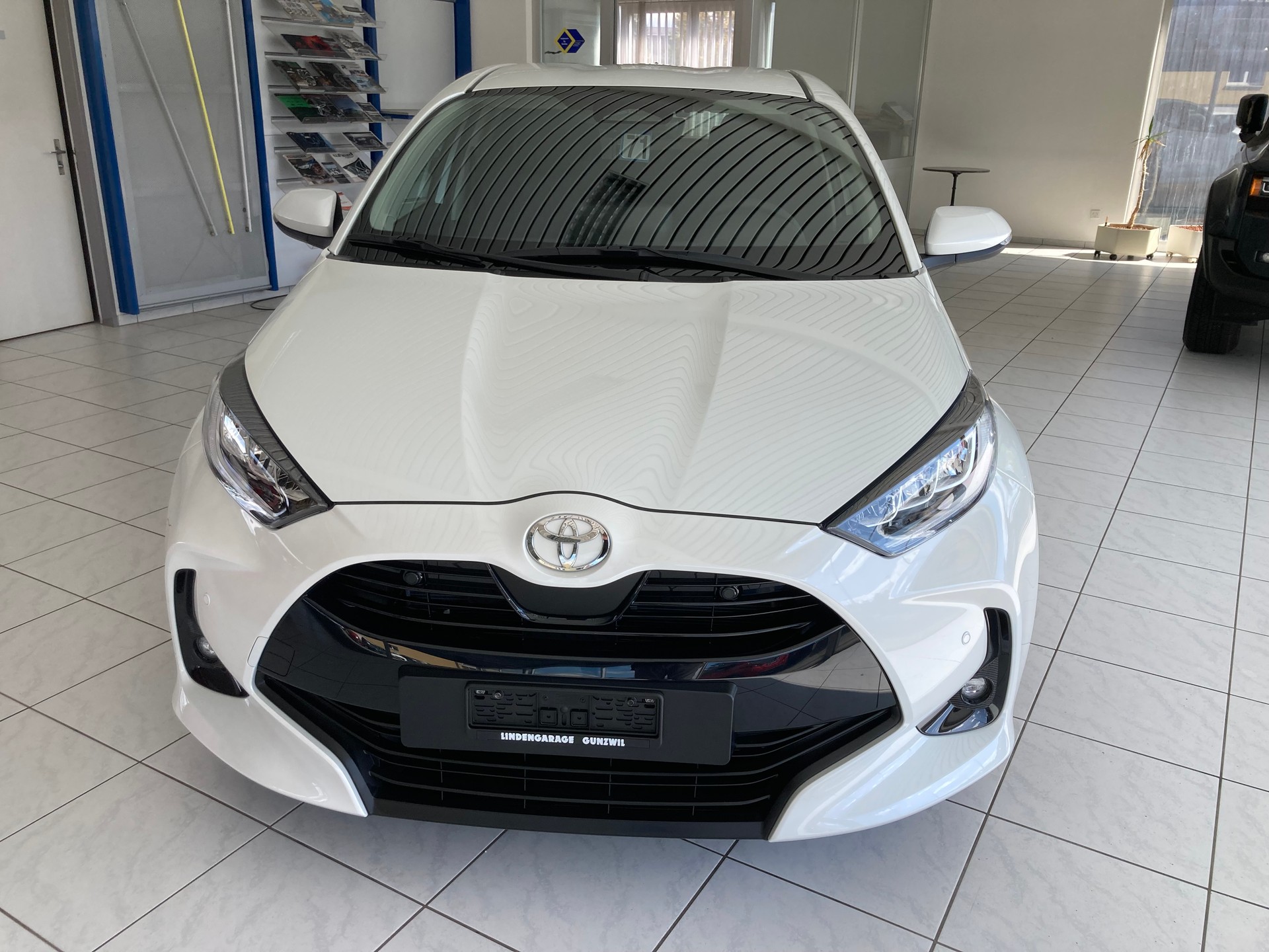 TOYOTA Yaris 1.5 Trend e-CVT-image-1