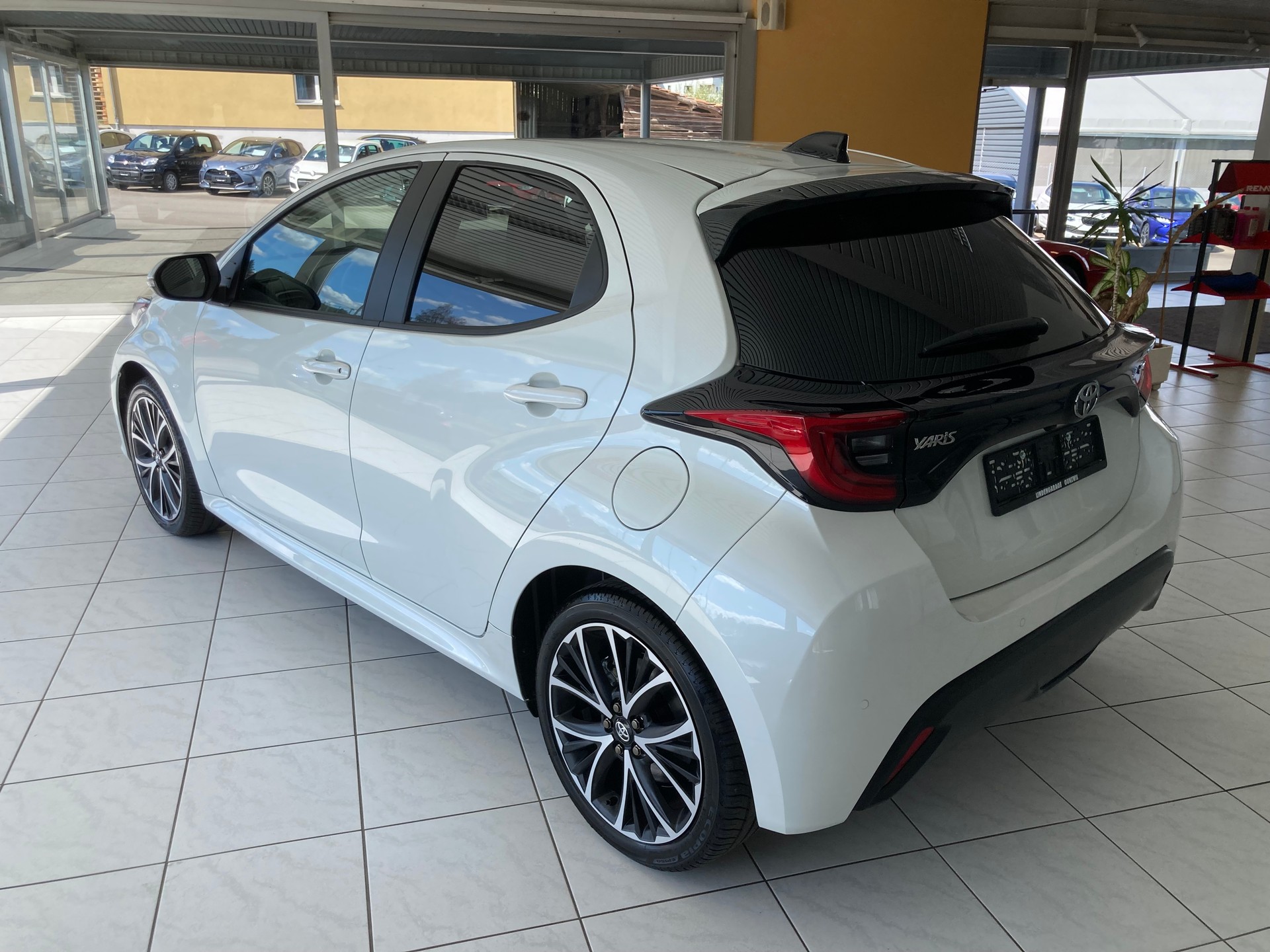 TOYOTA Yaris 1.5 Trend e-CVT-image-6