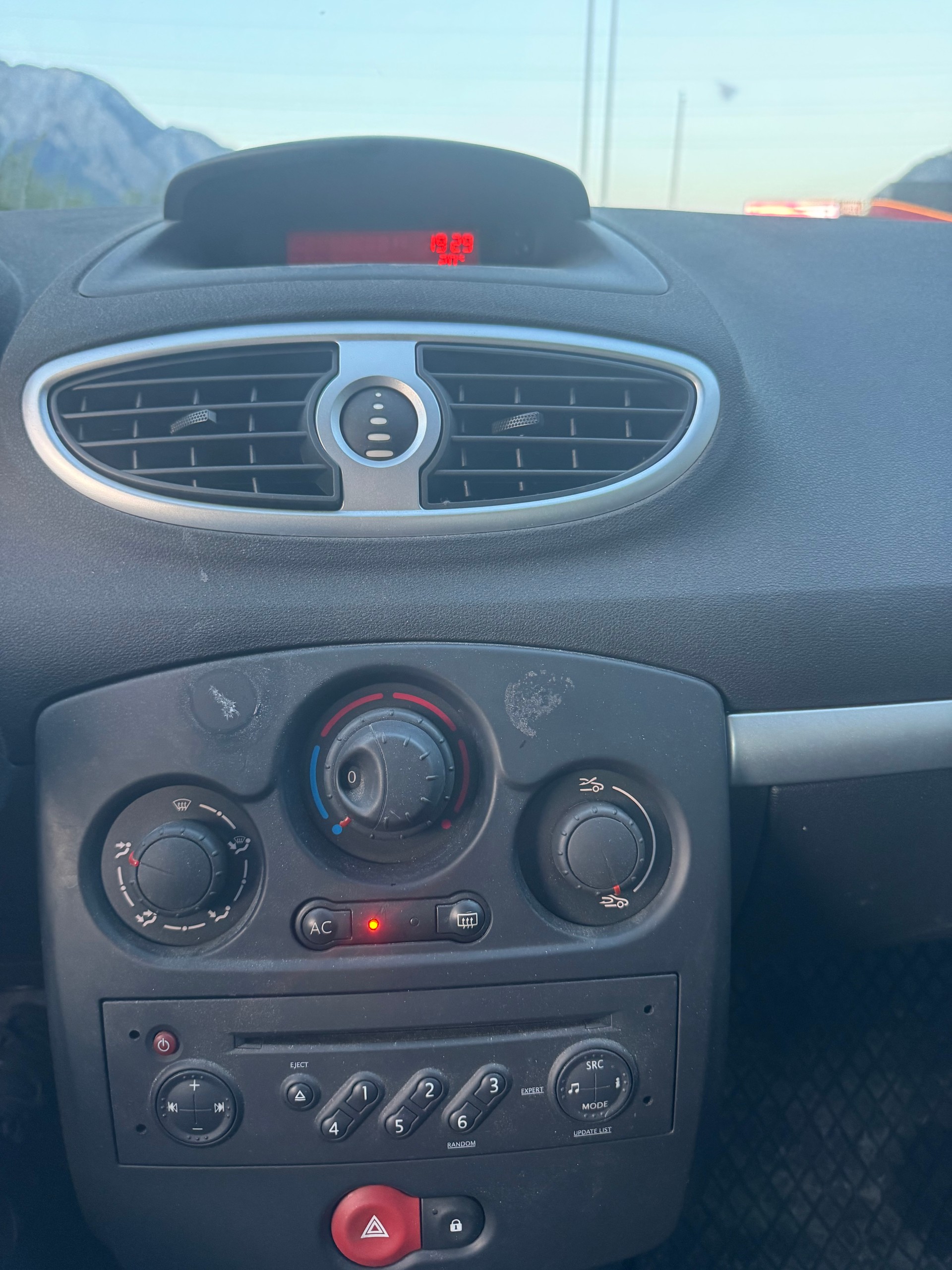 RENAULT Clio 1.4 16V Dynamique-image-7