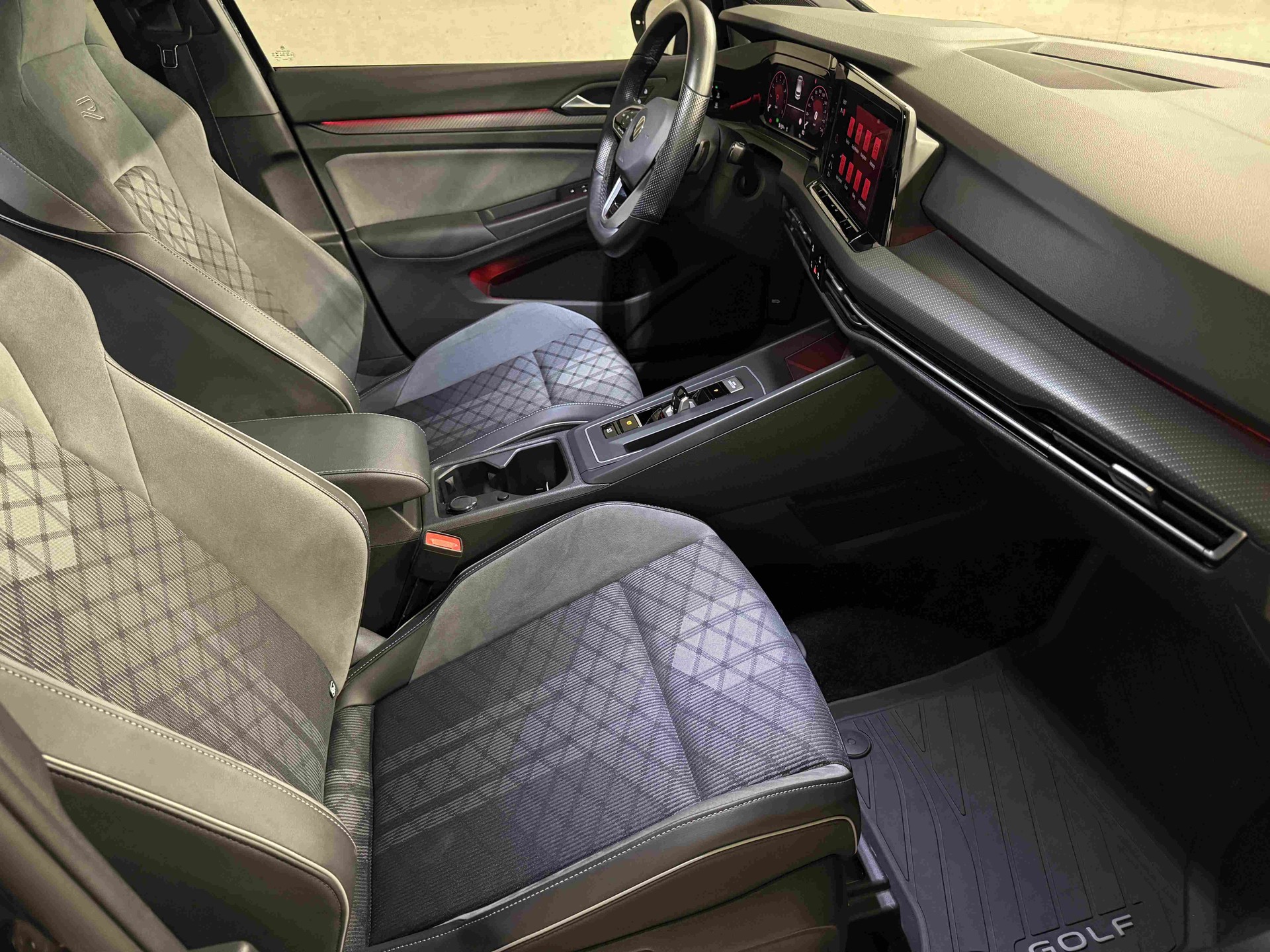 VW Golf 1.5 eTSI mHEV ACT R-Line DSG-image-12