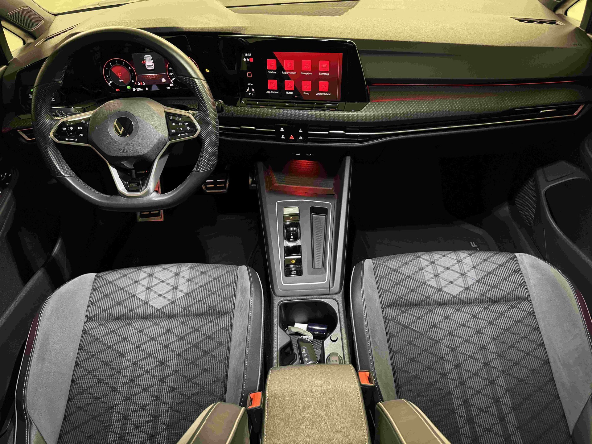VW Golf 1.5 eTSI mHEV ACT R-Line DSG-image-10