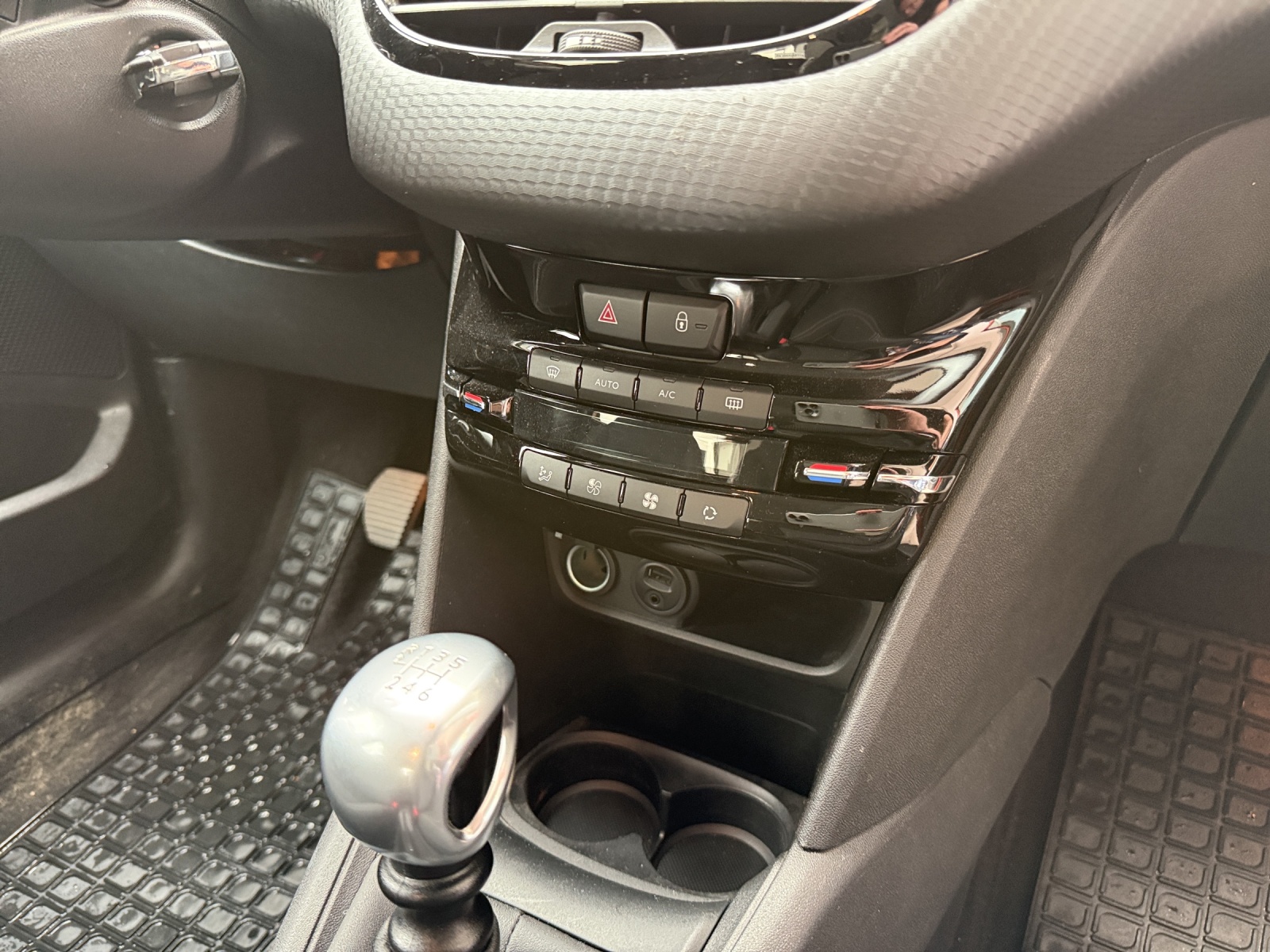 PEUGEOT 208 1.6 THP Allure-image-12
