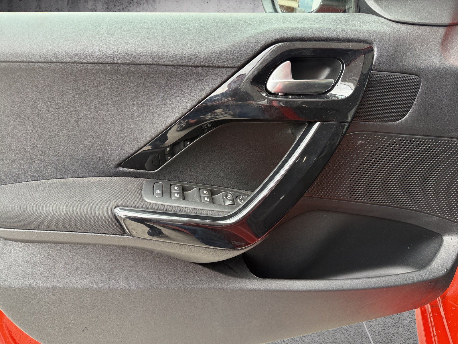PEUGEOT 208 1.6 THP Allure-image-9