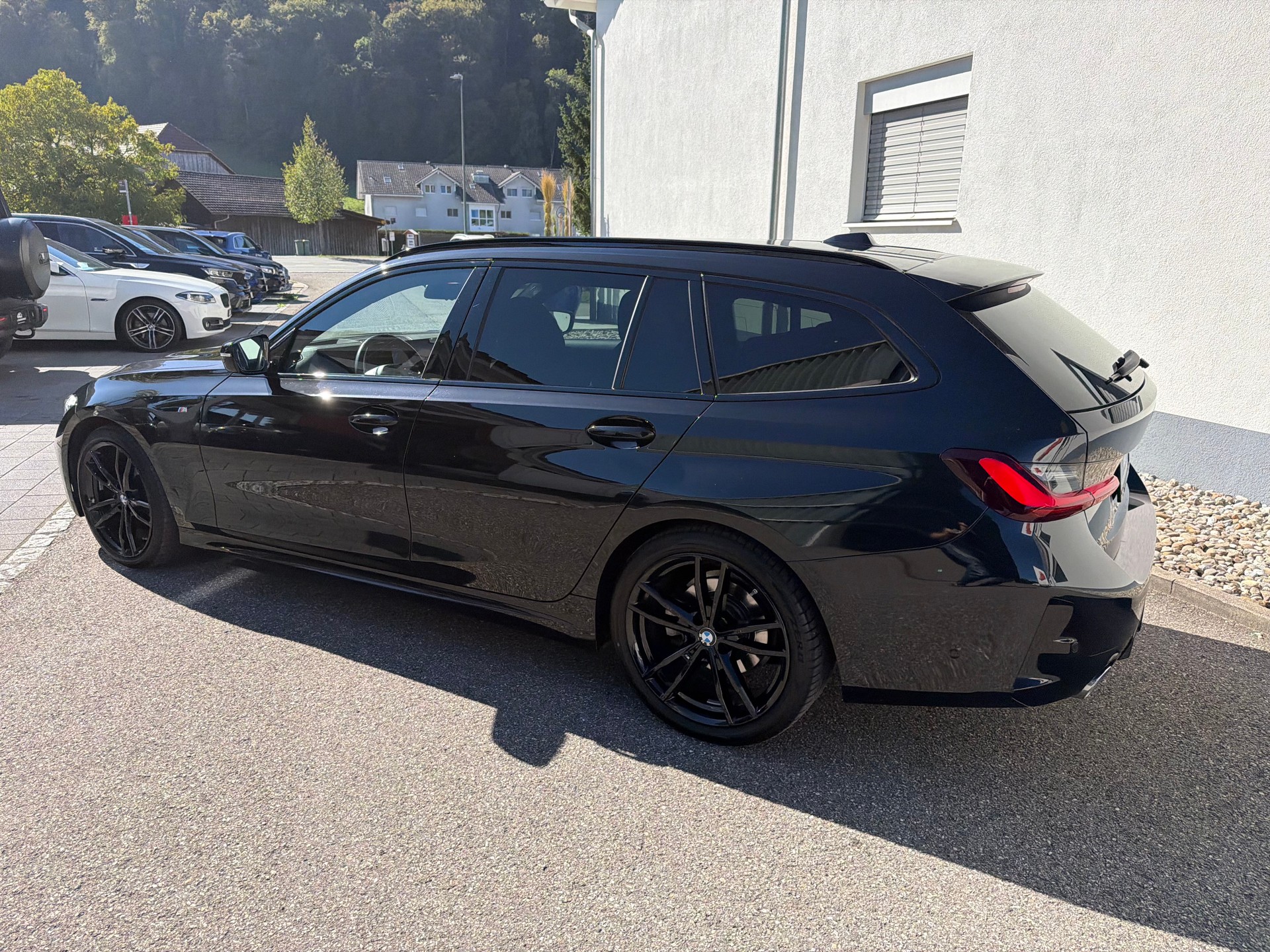 BMW 320d xDrive 48V Touring Steptronic M Sport-image-12