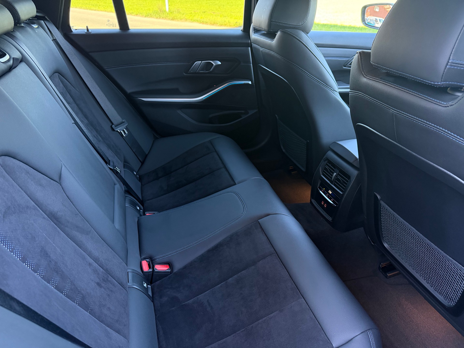 BMW 320d xDrive 48V Touring Steptronic M Sport-image-17