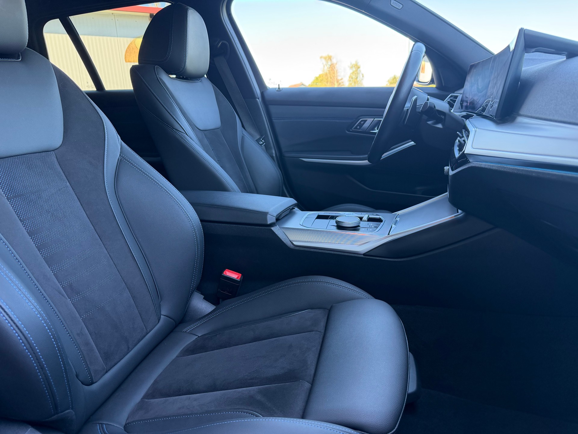 BMW 320d xDrive 48V Touring Steptronic M Sport-image-16