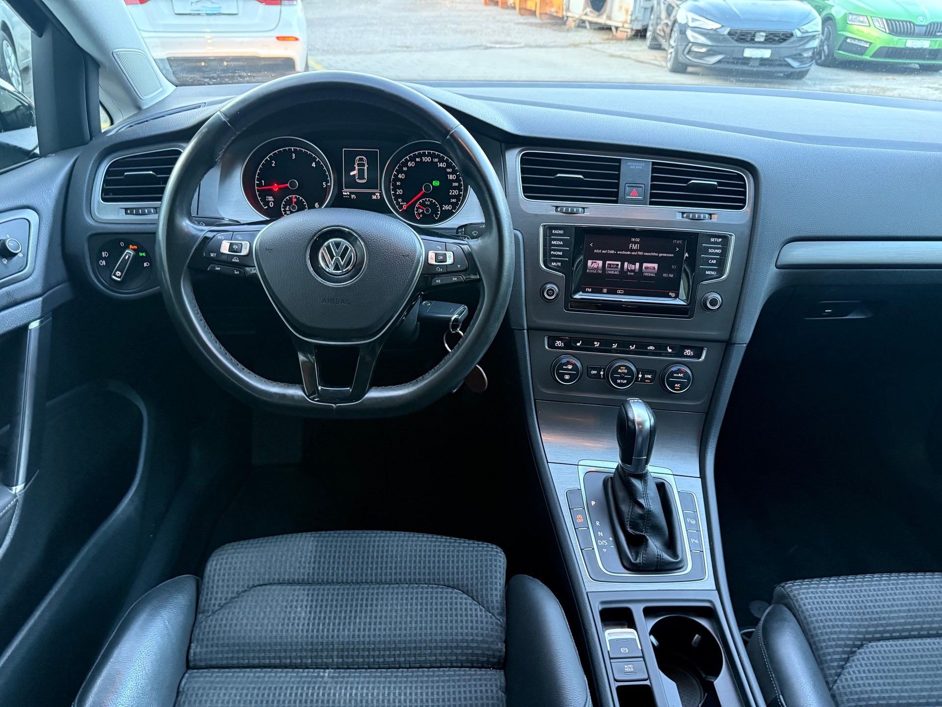 VW Golf 2.0 TDI Comfortline DSG-image-16