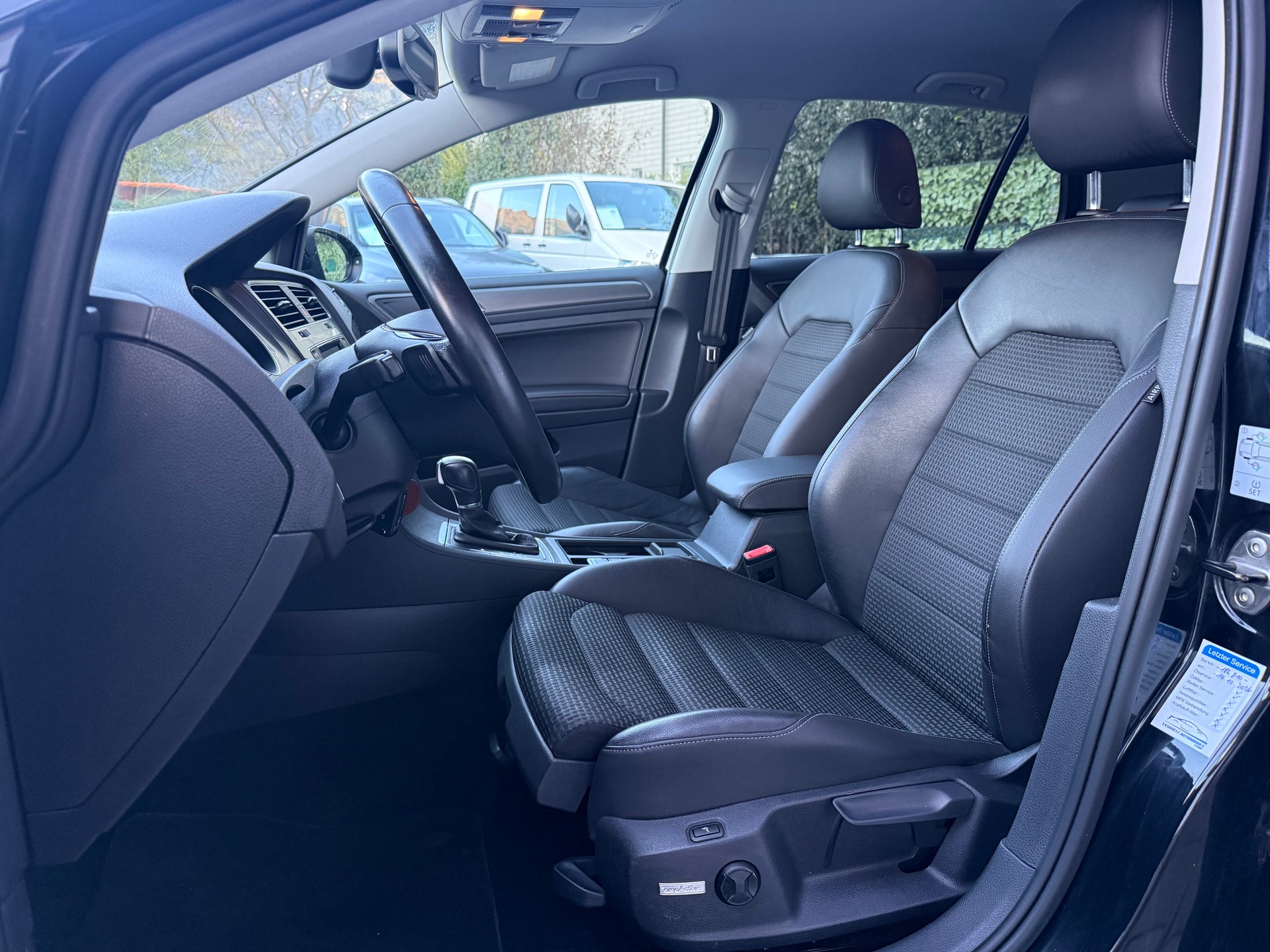 VW Golf 2.0 TDI Comfortline DSG-image-18