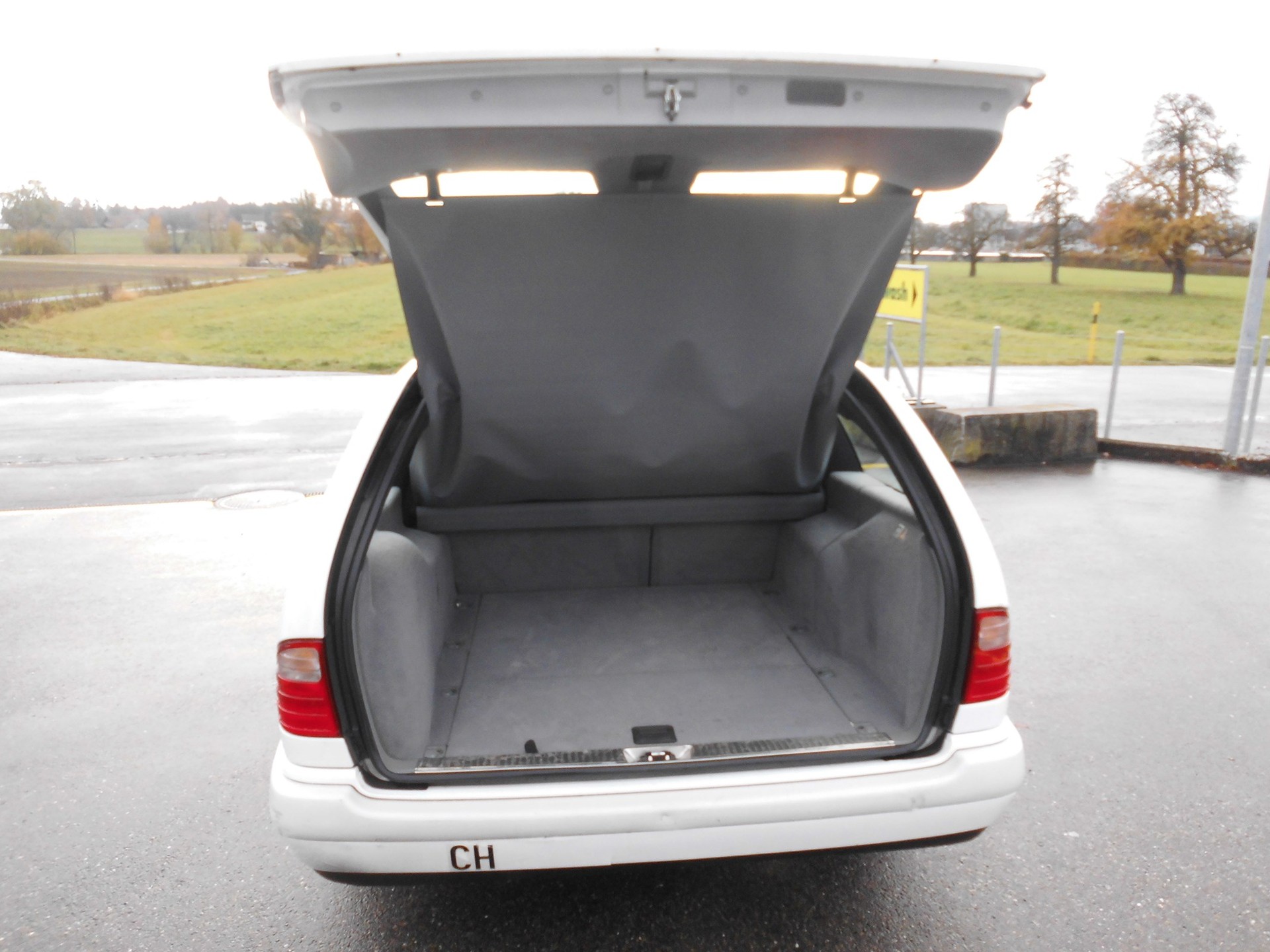 MERCEDES-BENZ E 220 CDI Classic-image-15