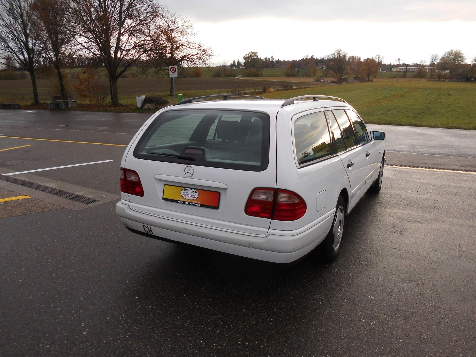 MERCEDES-BENZ E 220 CDI Classic-image-4