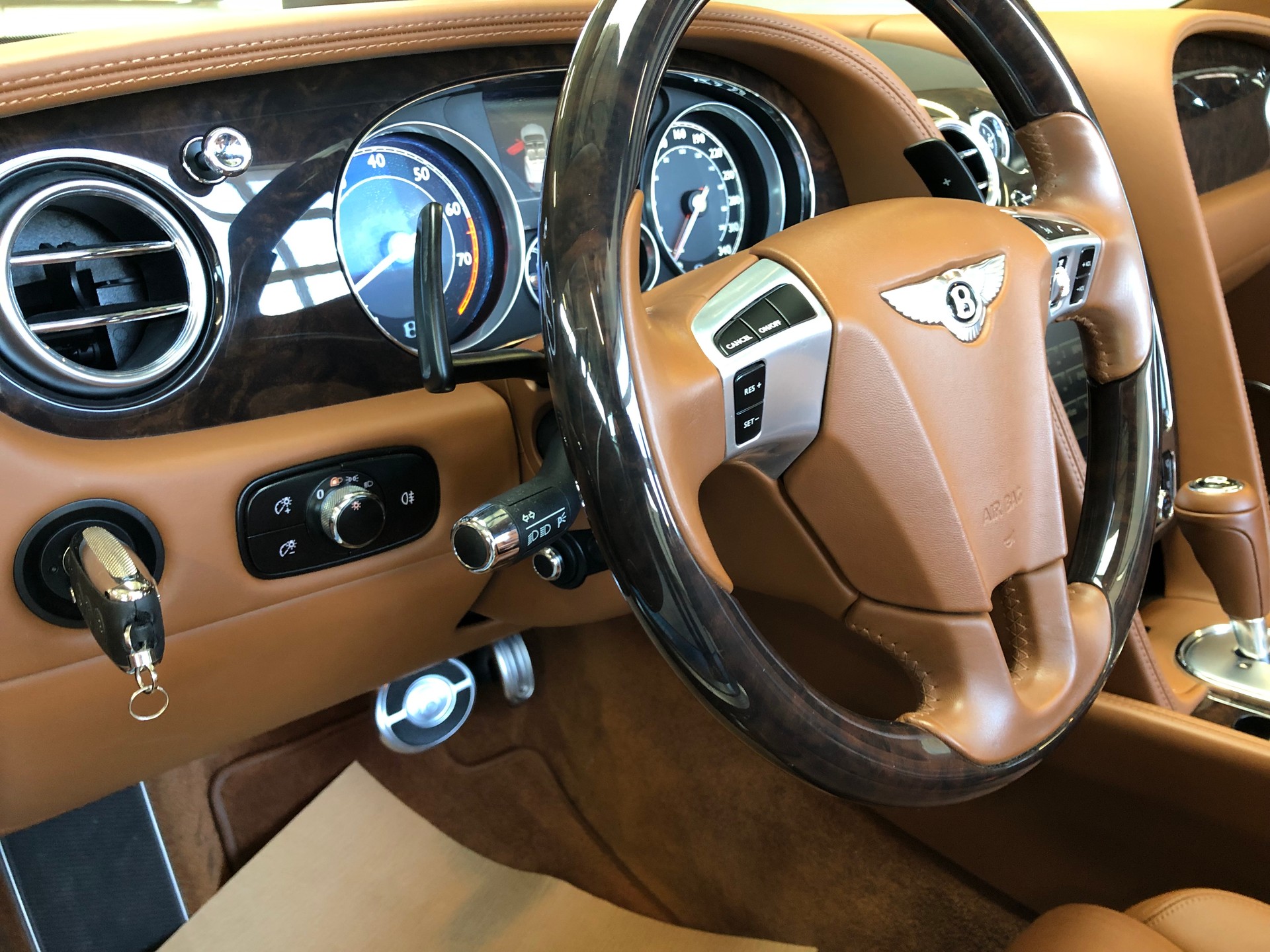 BENTLEY Continental GTC 4.0 V8-image-20