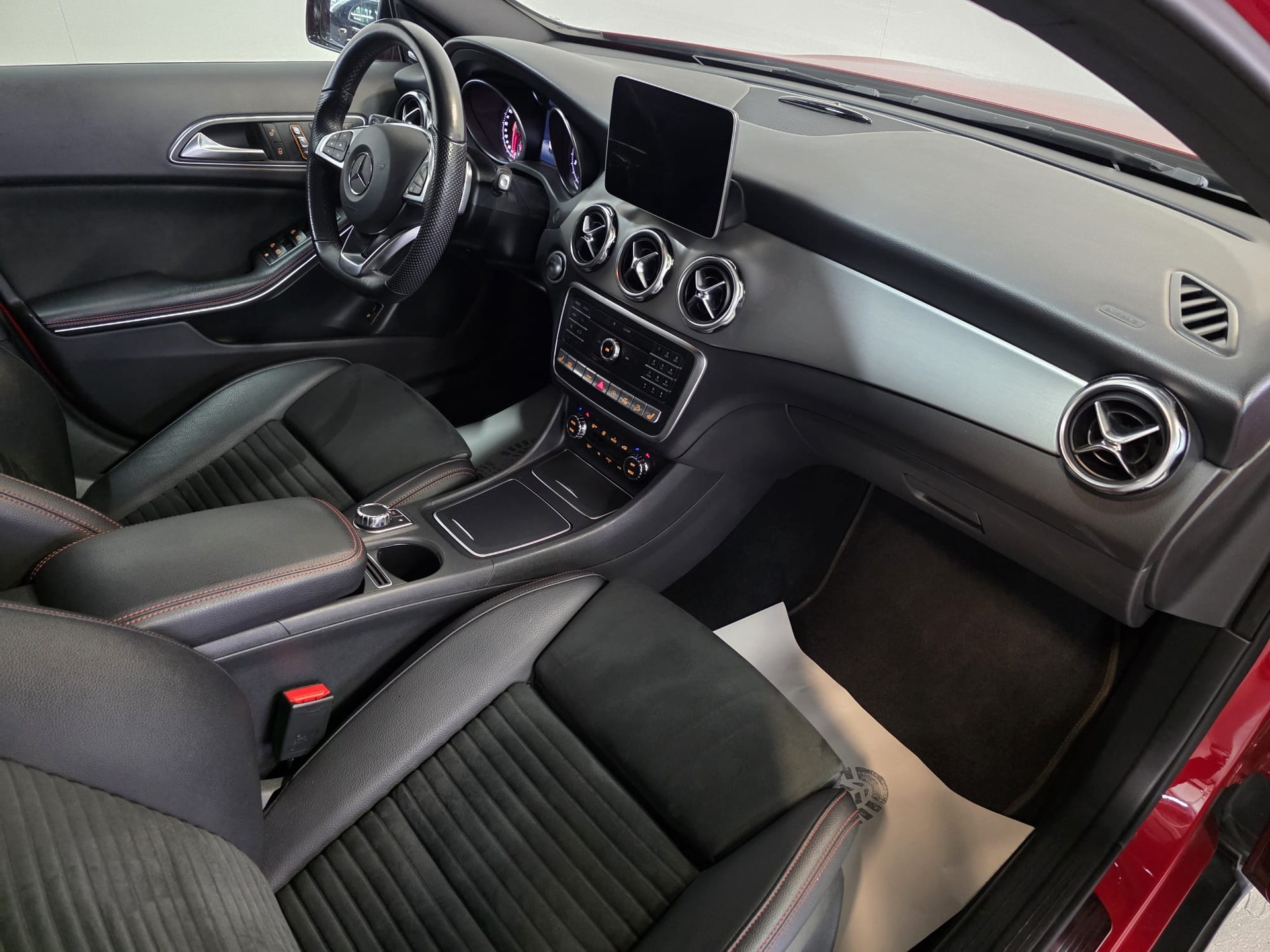 MERCEDES-BENZ GLA 250 AMG Line 4Matic 7G-DCT-image-17