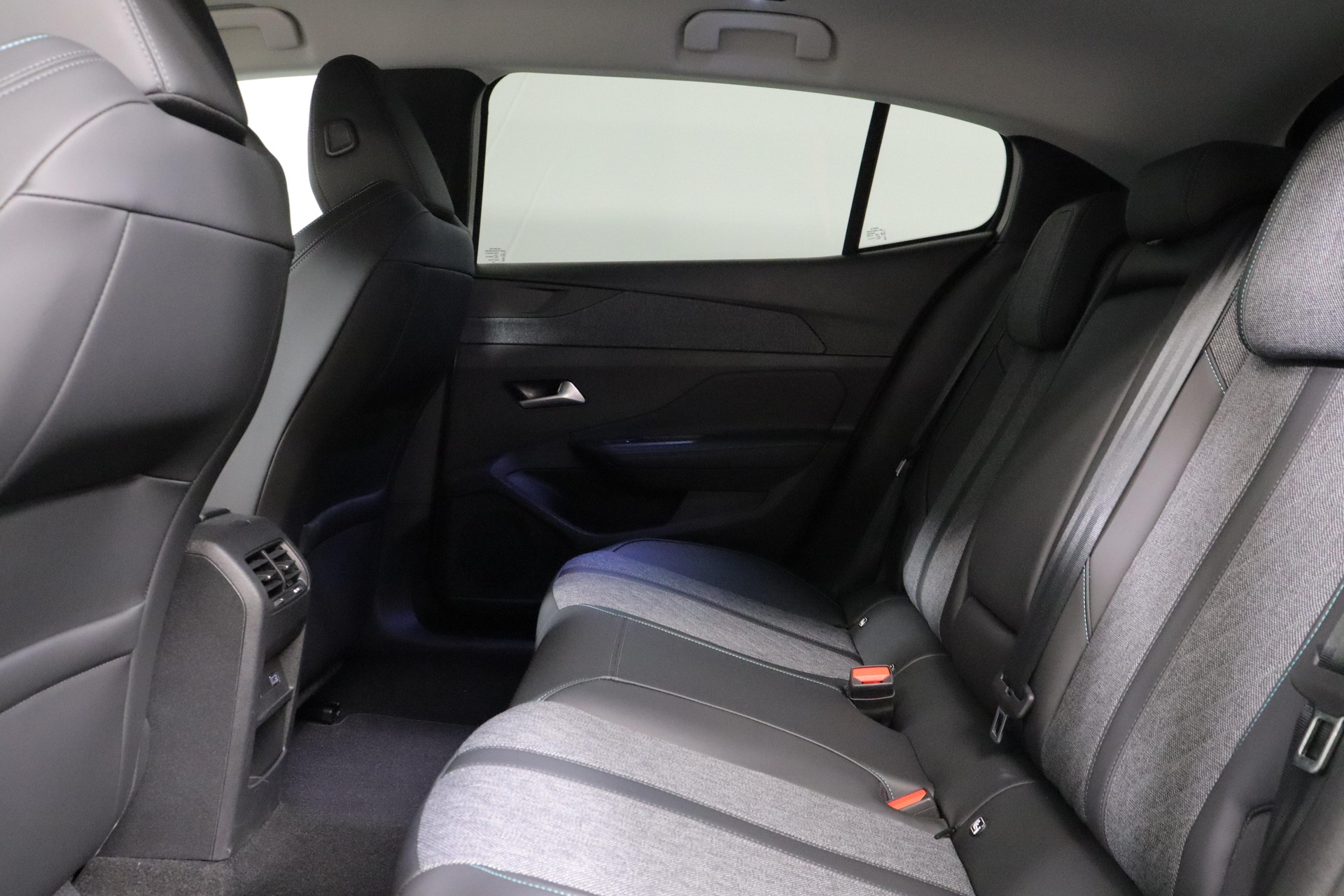 PEUGEOT 408 1.6 PHEV 225 Allure Pack-showroom-element-3