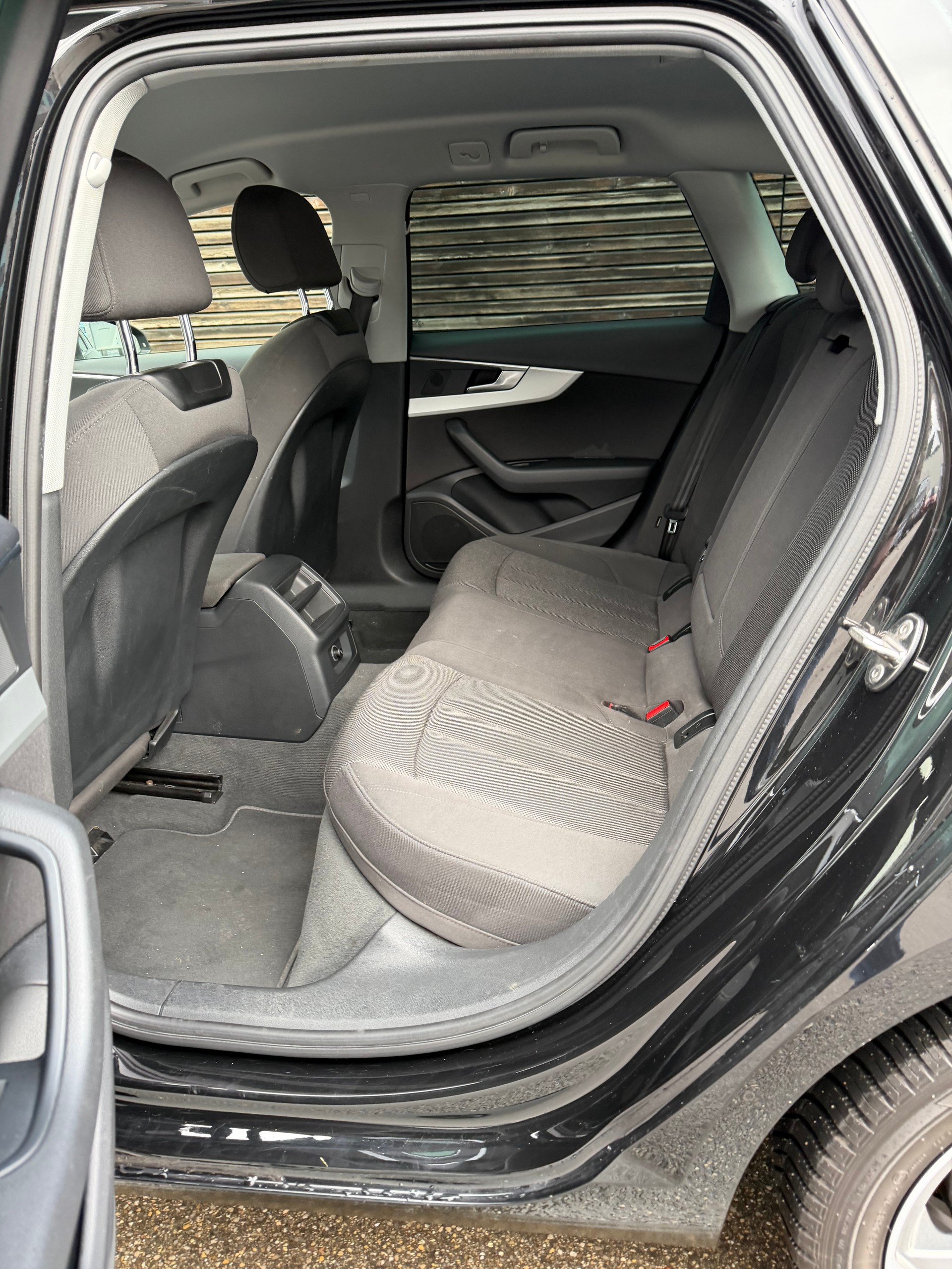 AUDI A4 Avant 2.0 TDI S-tronic-image-14