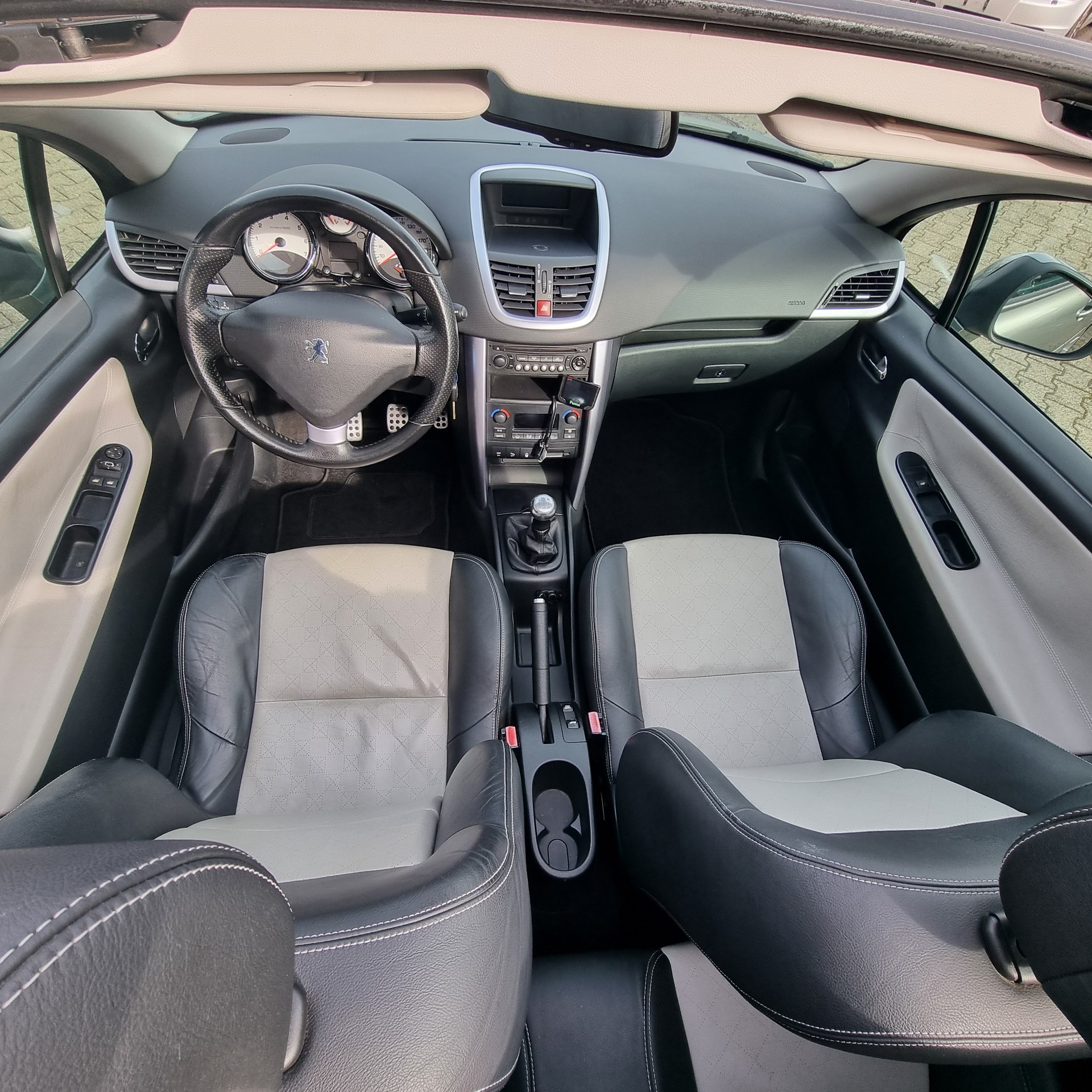 PEUGEOT 207 CC 1.6 16V Turbo Roland Garros Edition-image-9