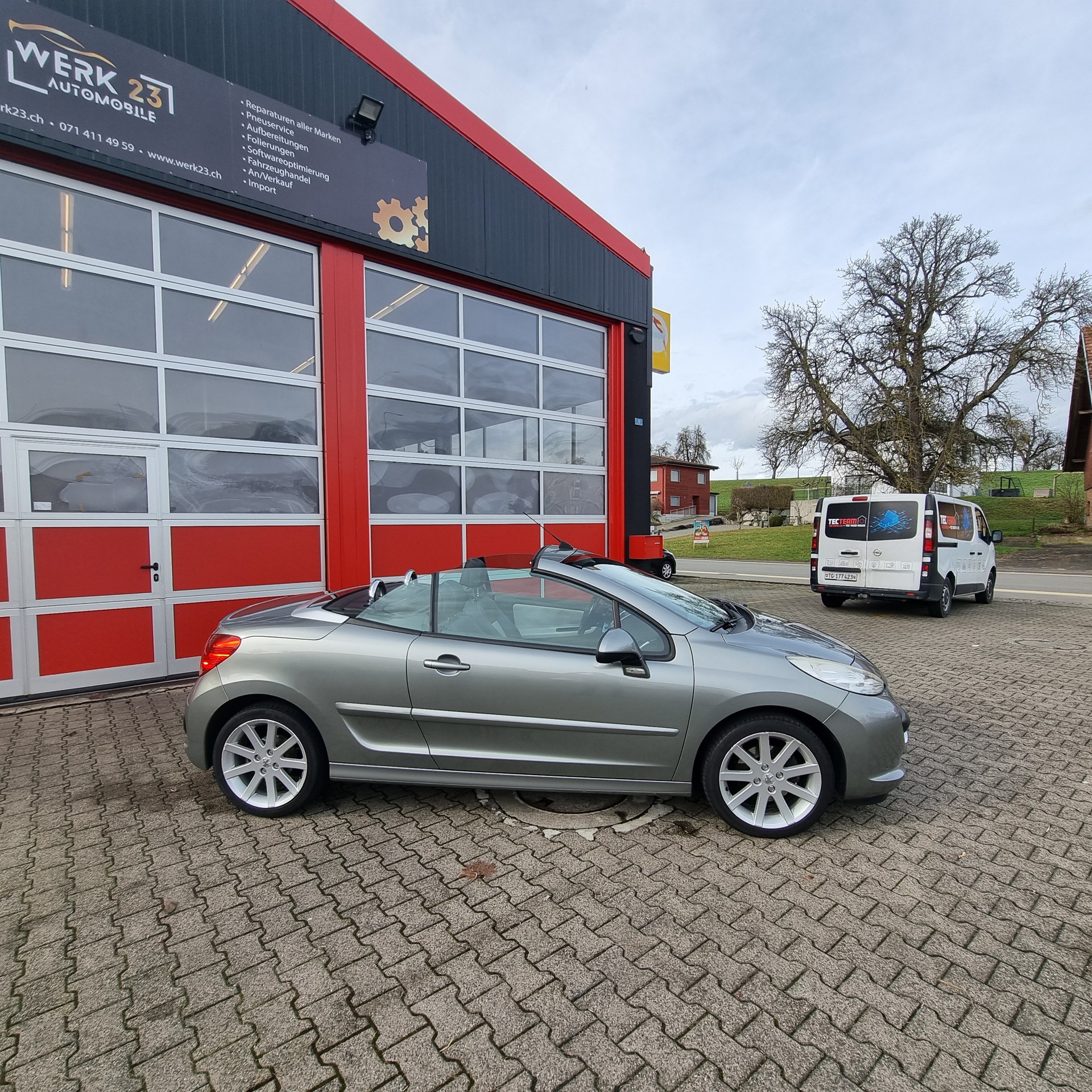 PEUGEOT 207 CC 1.6 16V Turbo Roland Garros Edition-image-7