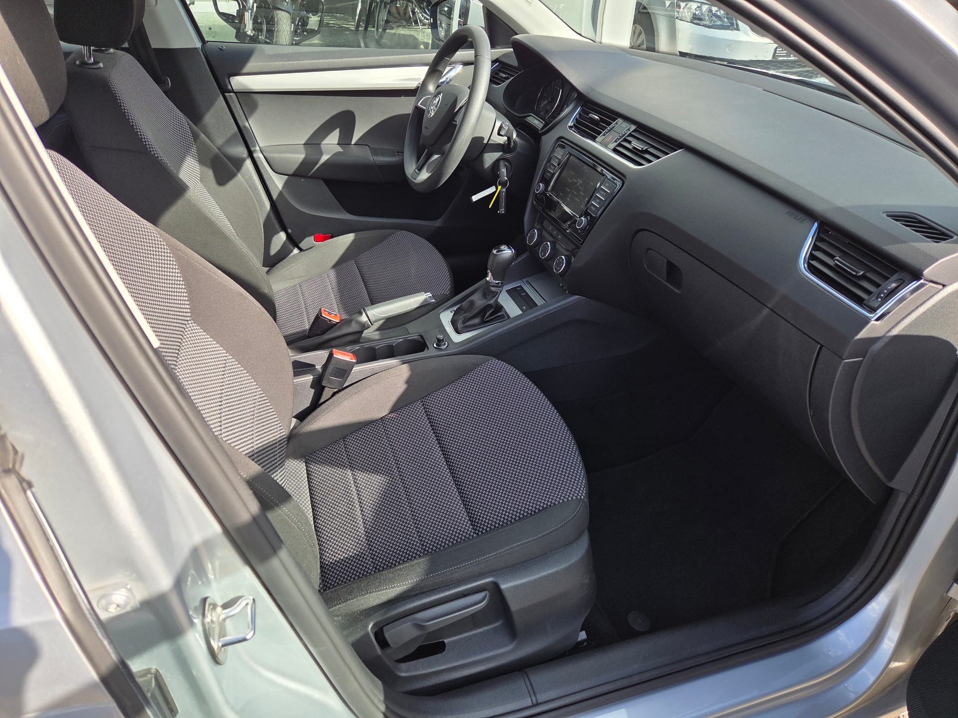 SKODA Octavia Combi 1.6 TDI Ambition DSG-image-12