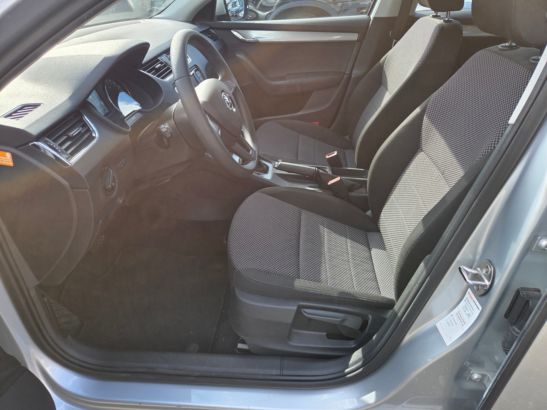 SKODA Octavia Combi 1.6 TDI Ambition DSG-image-11