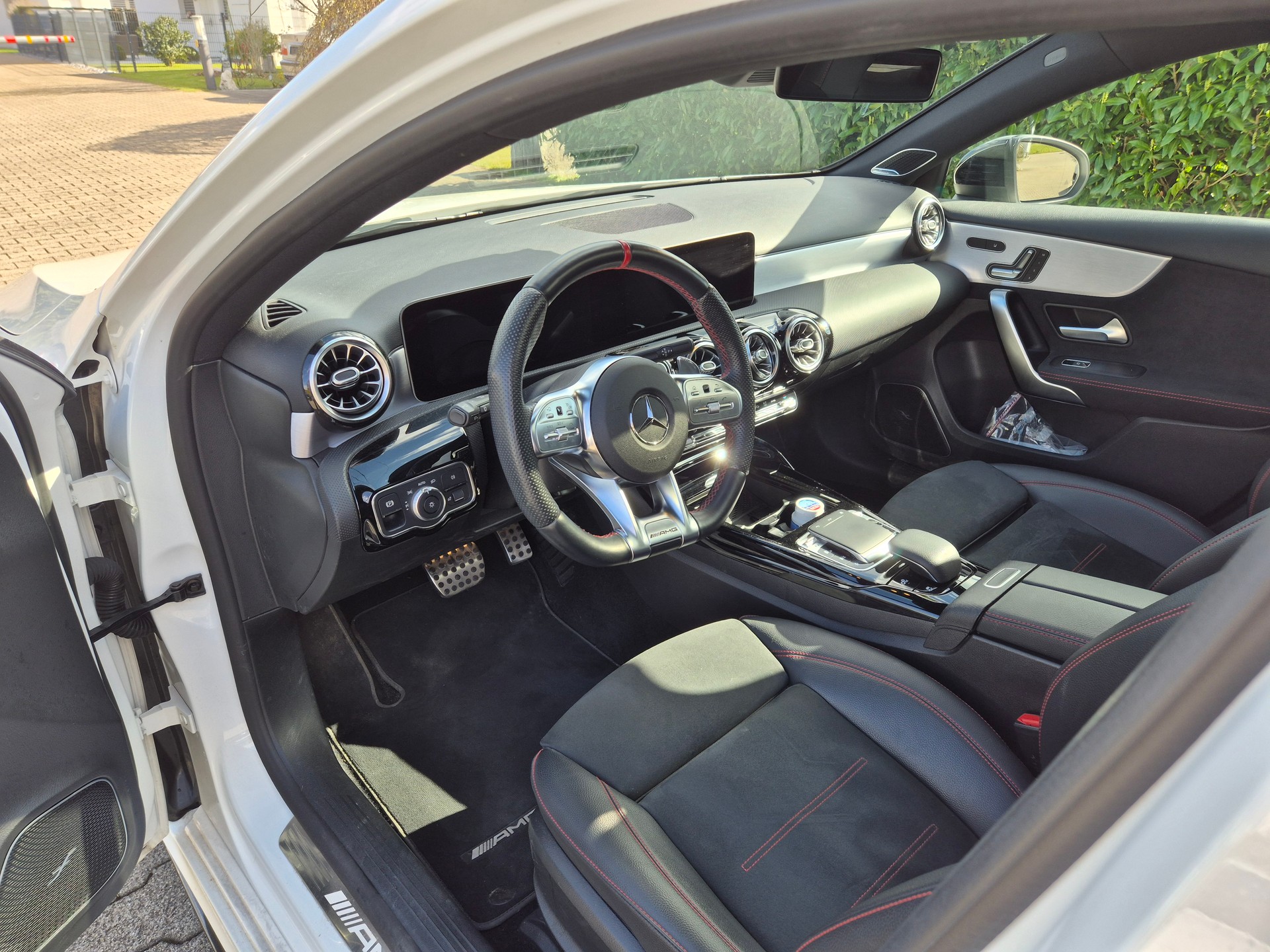 MERCEDES-BENZ A 35 AMG 4Matic Speedshift-image-4