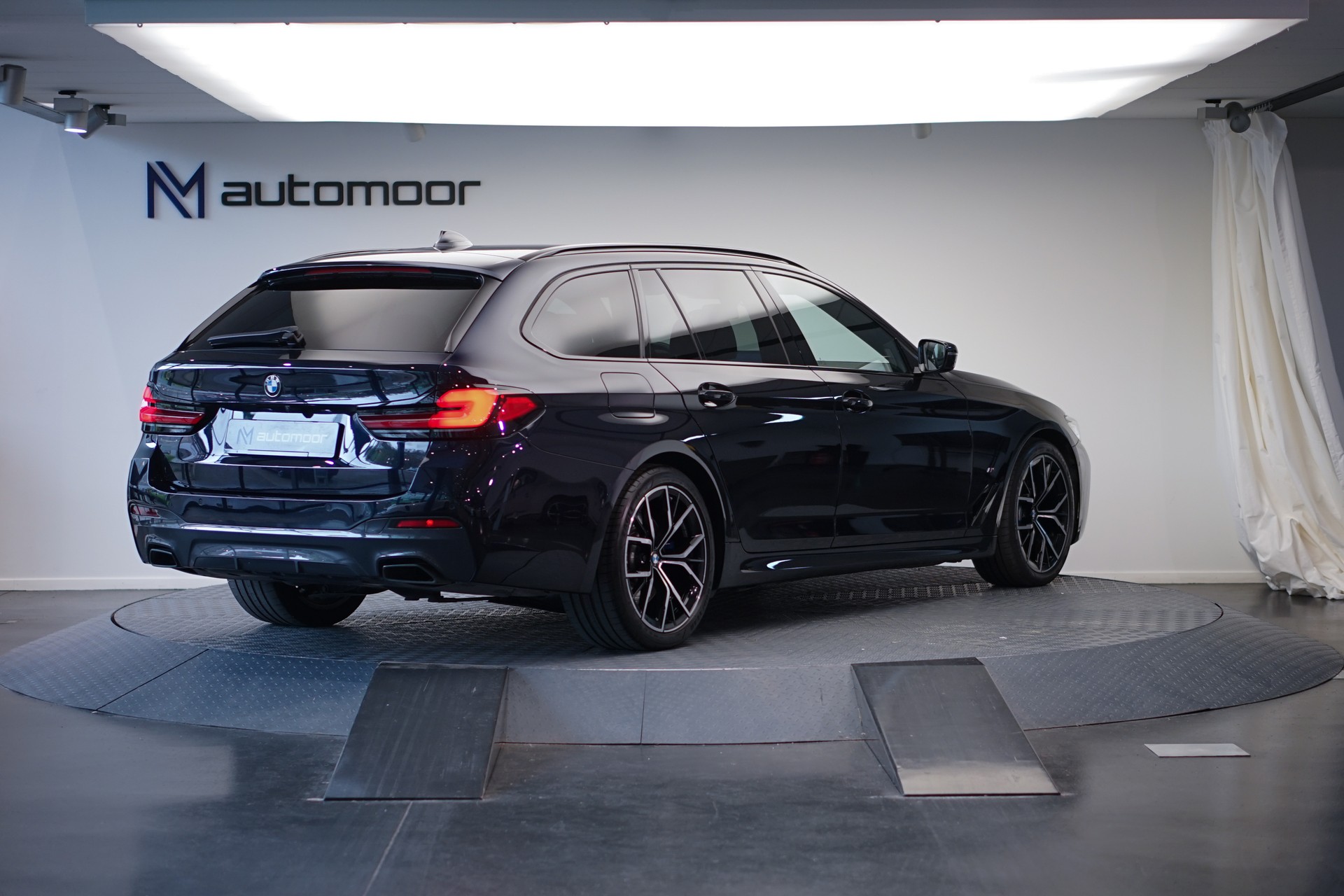 BMW 540d xDrive 48V Touring M Sport Steptronic *CH-Fahrzeug*-image-4