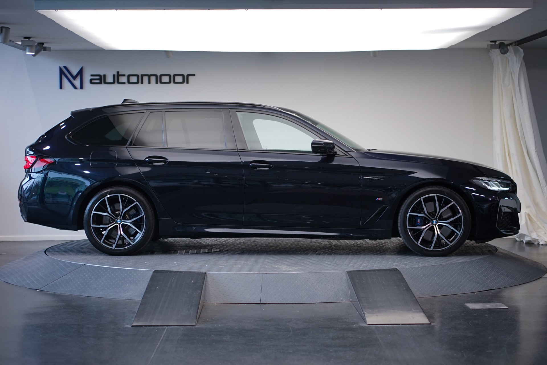 BMW 540d xDrive 48V Touring M Sport Steptronic *CH-Fahrzeug*-image-3