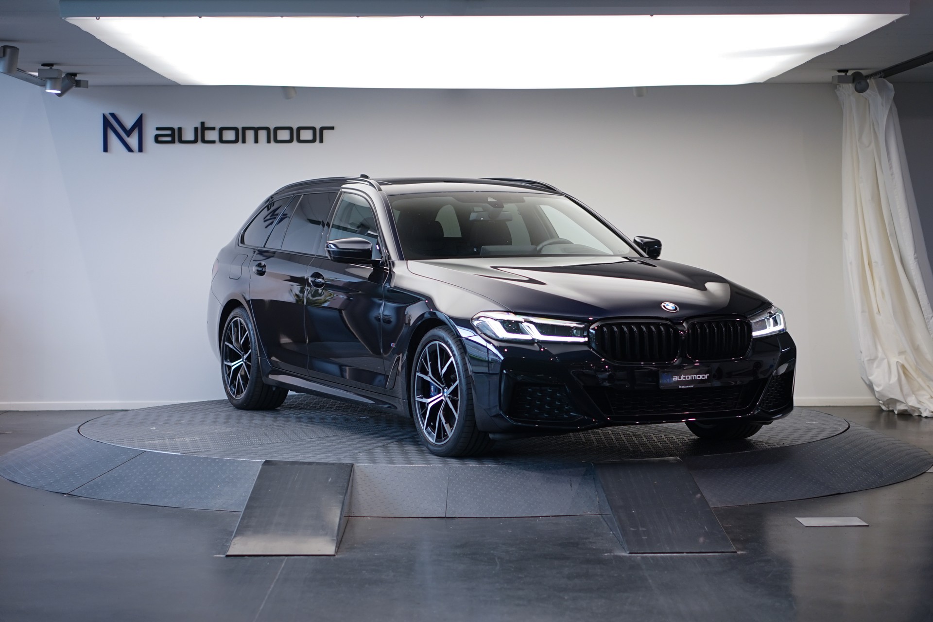 BMW 540d xDrive 48V Touring M Sport Steptronic *CH-Fahrzeug*-image-2