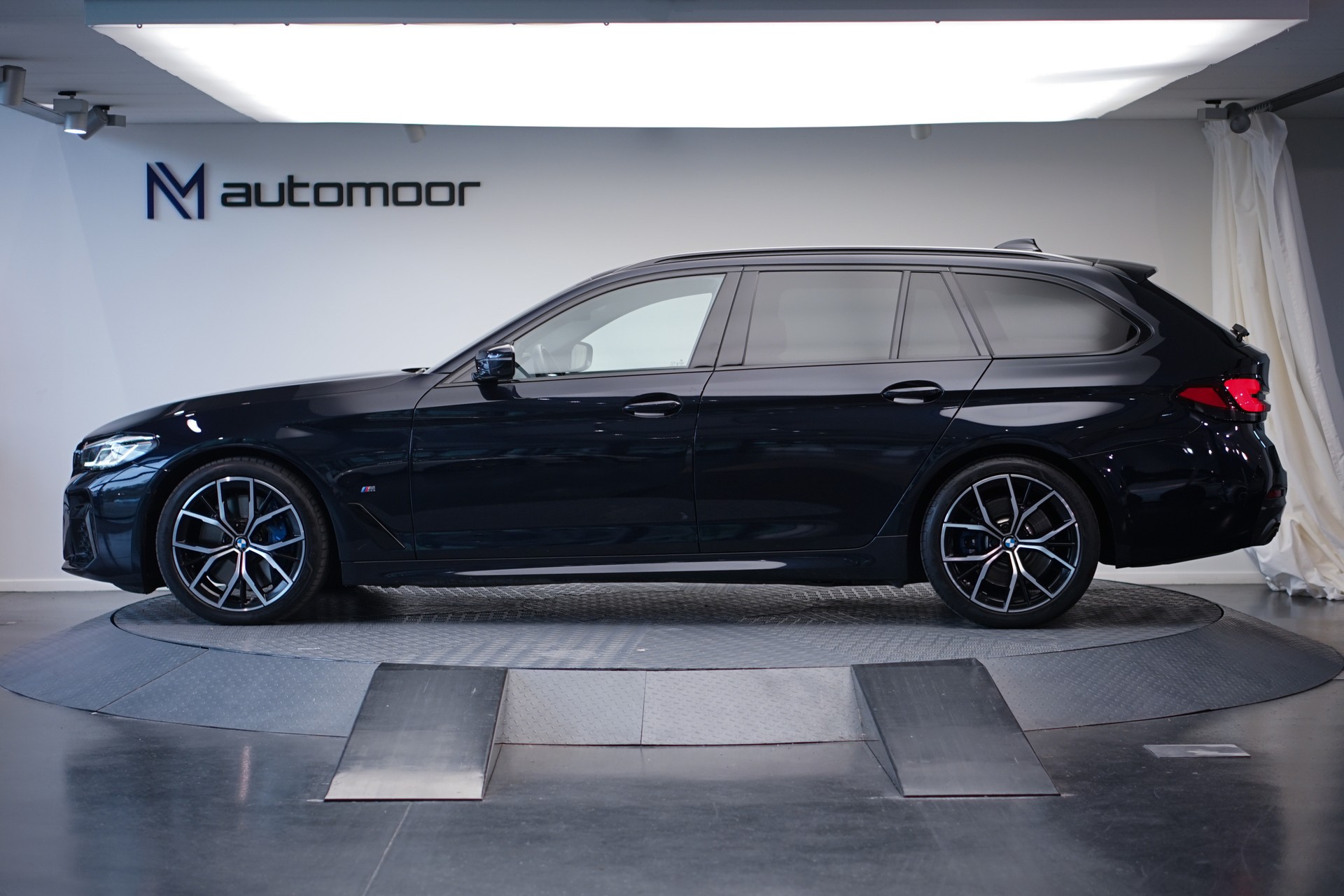 BMW 540d xDrive 48V Touring M Sport Steptronic *CH-Fahrzeug*-image-8
