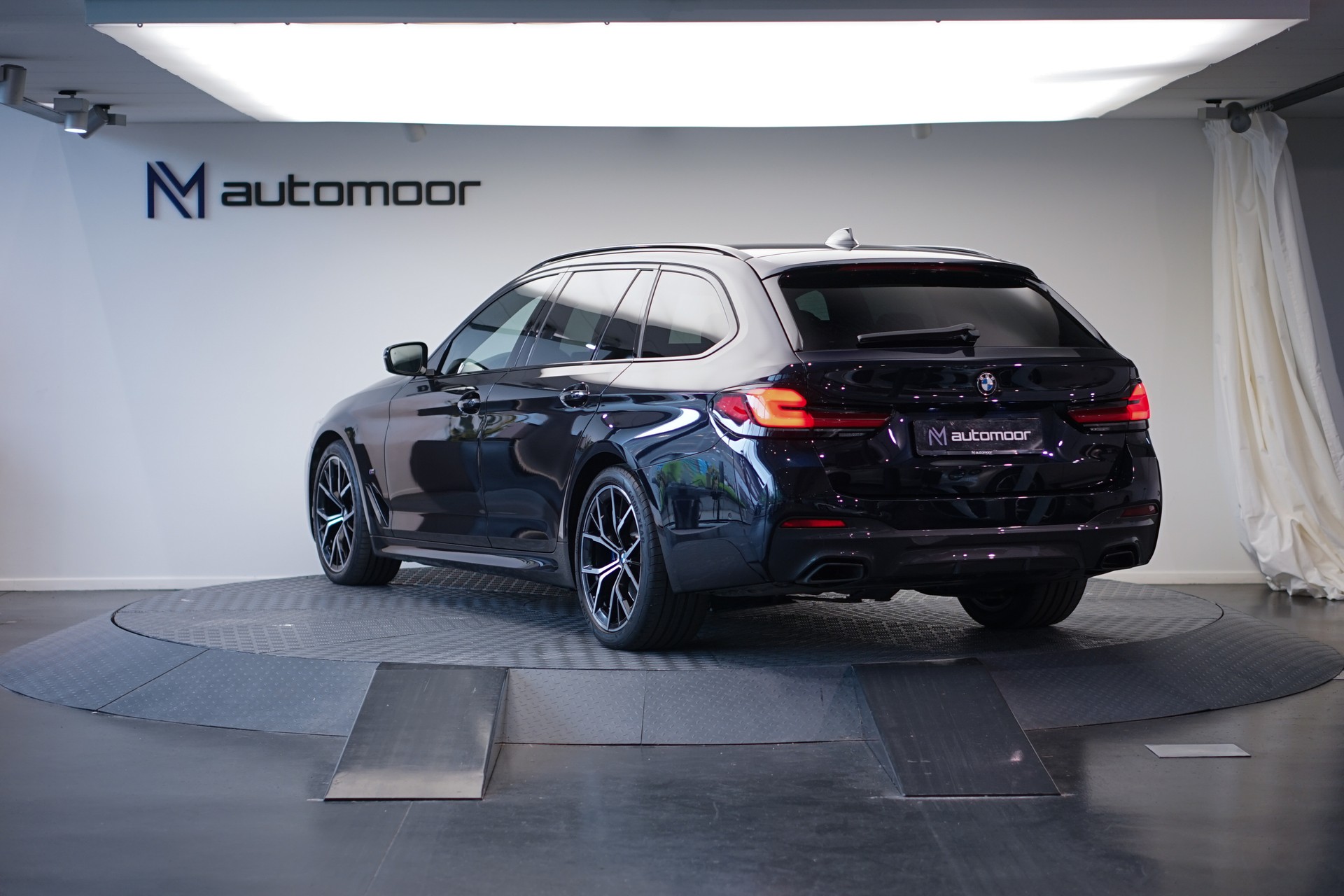 BMW 540d xDrive 48V Touring M Sport Steptronic *CH-Fahrzeug*-image-6