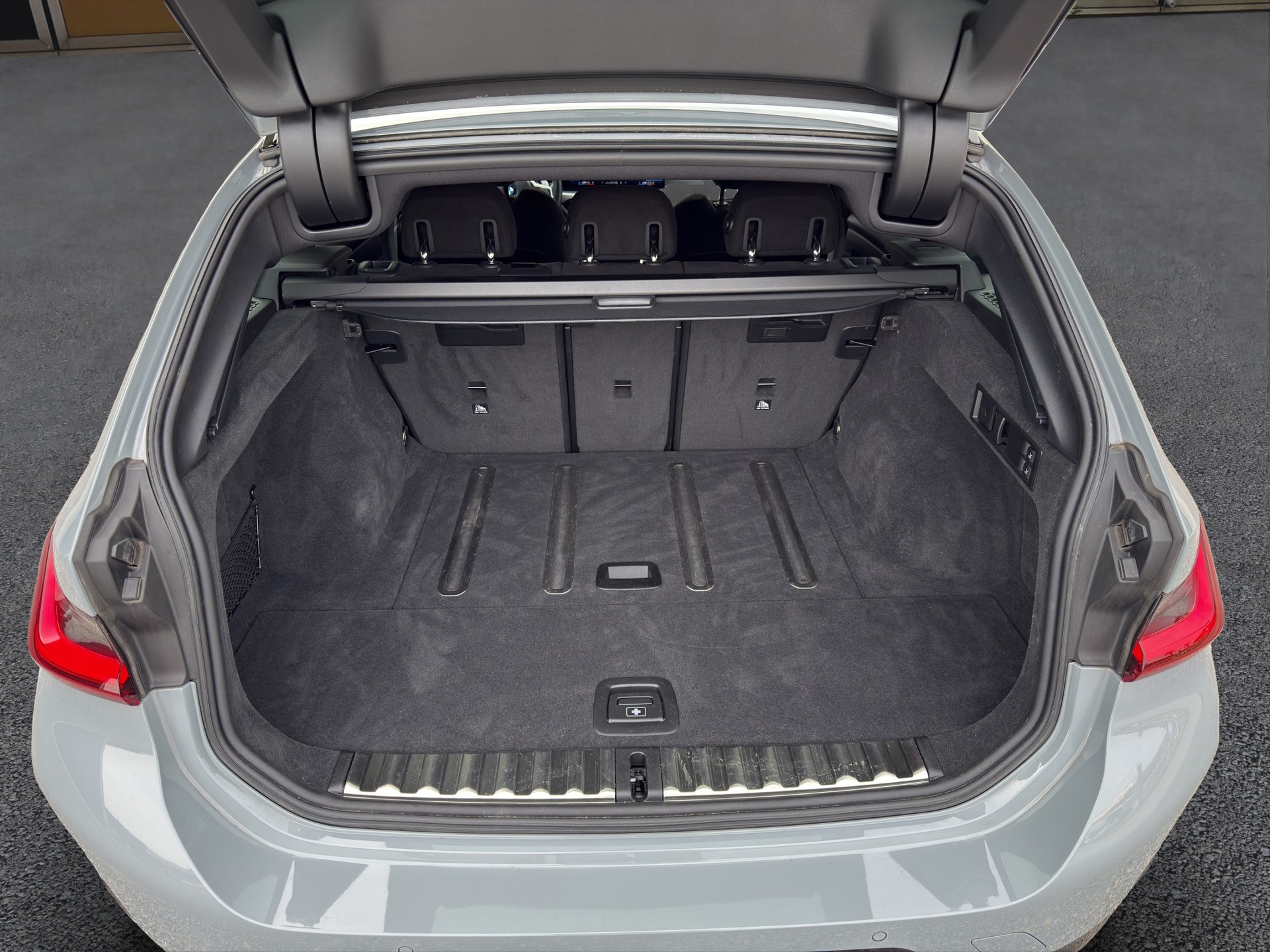 BMW 320d xDrive M Sport SAG Touring-image-13