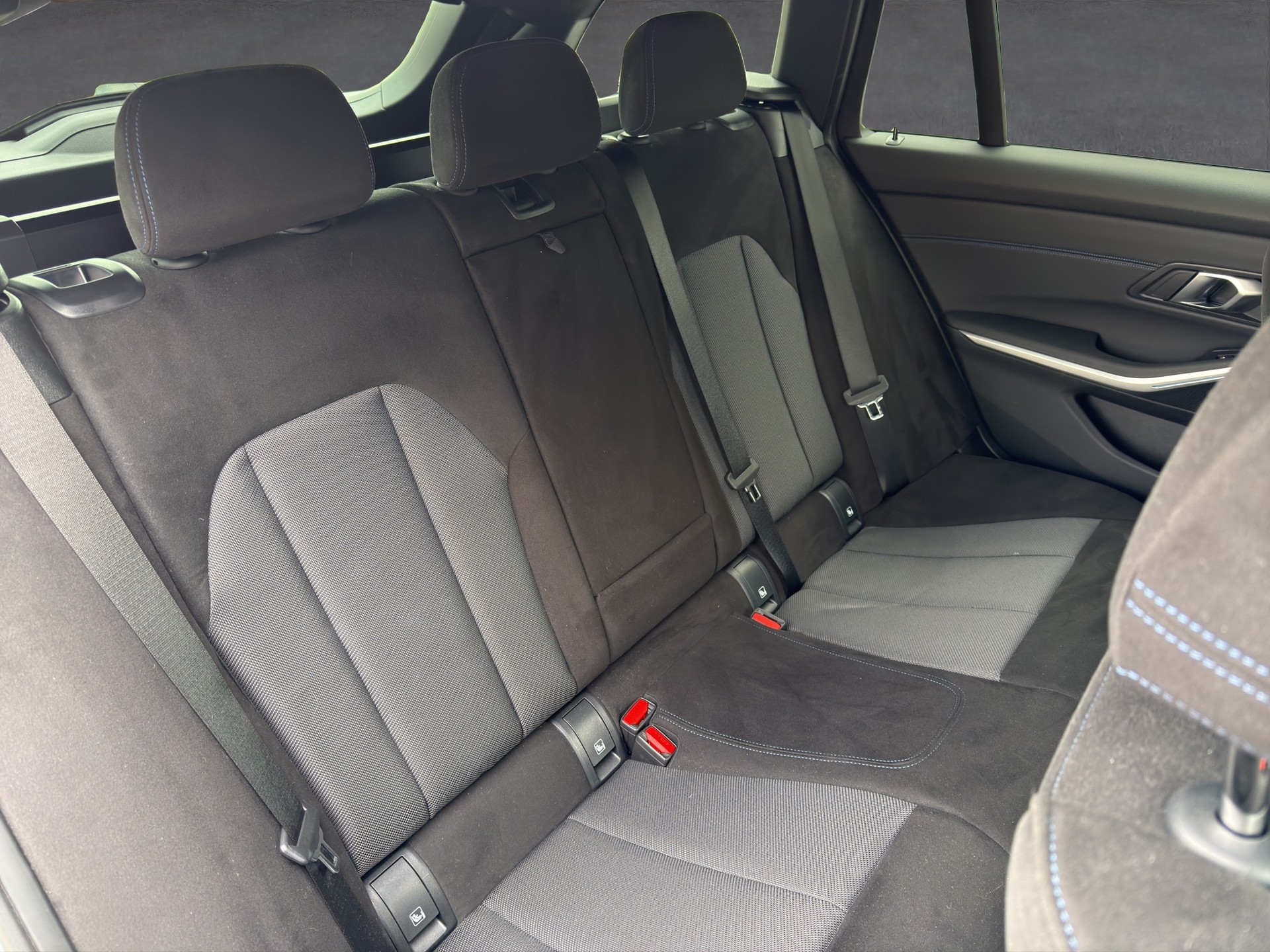 BMW 320d xDrive M Sport SAG Touring-image-12
