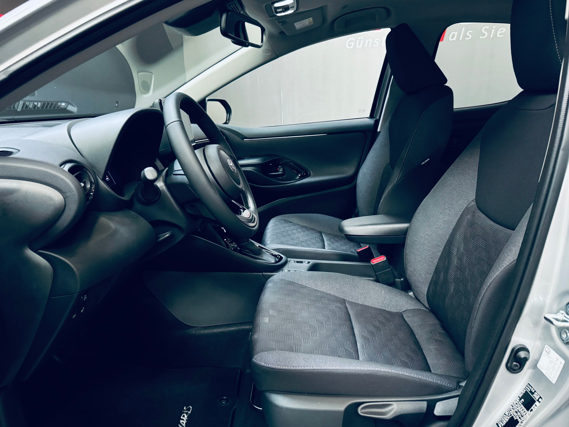 TOYOTA Yaris 1.5 Trend e-CVT-image-11