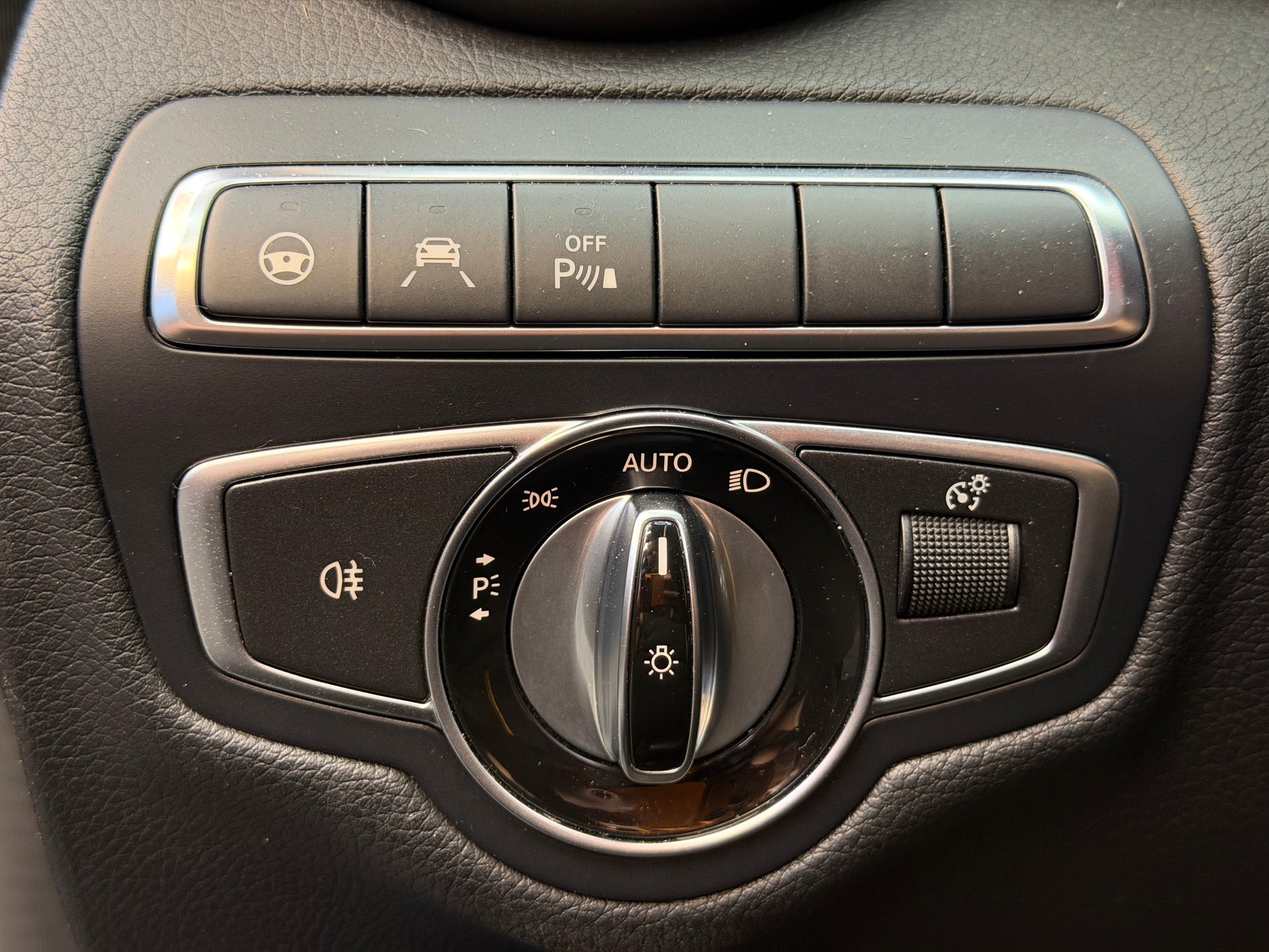 MERCEDES-BENZ C 300 BlueTEC Hybrid AMG Line 7G-Tronic-image-14