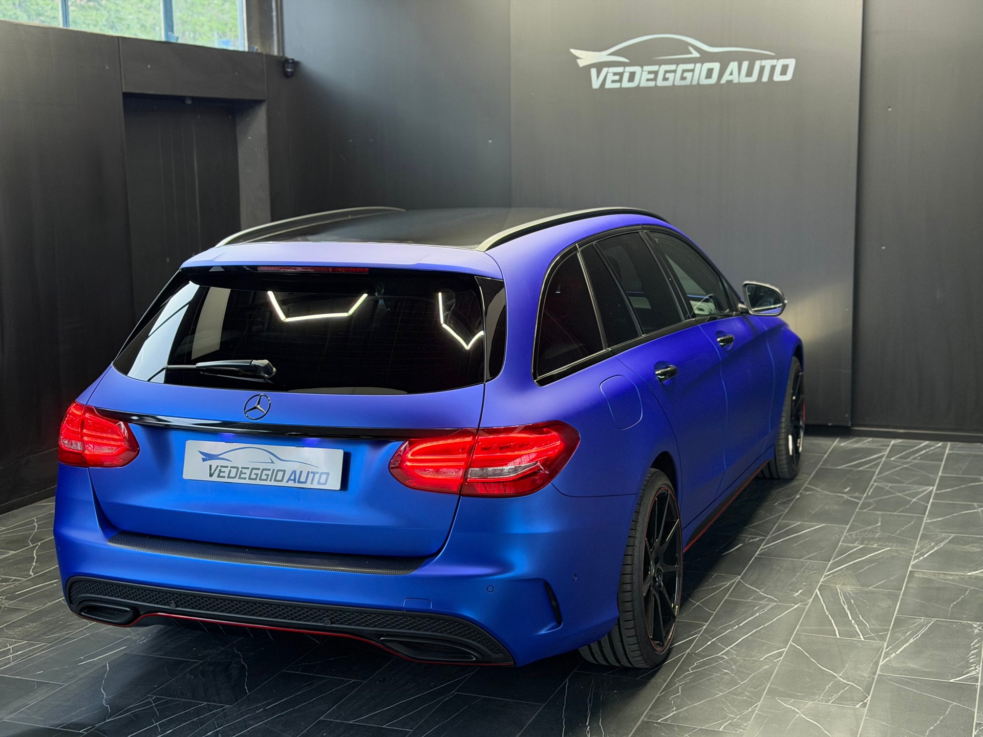 MERCEDES-BENZ C 300 BlueTEC Hybrid AMG Line 7G-Tronic-image-5