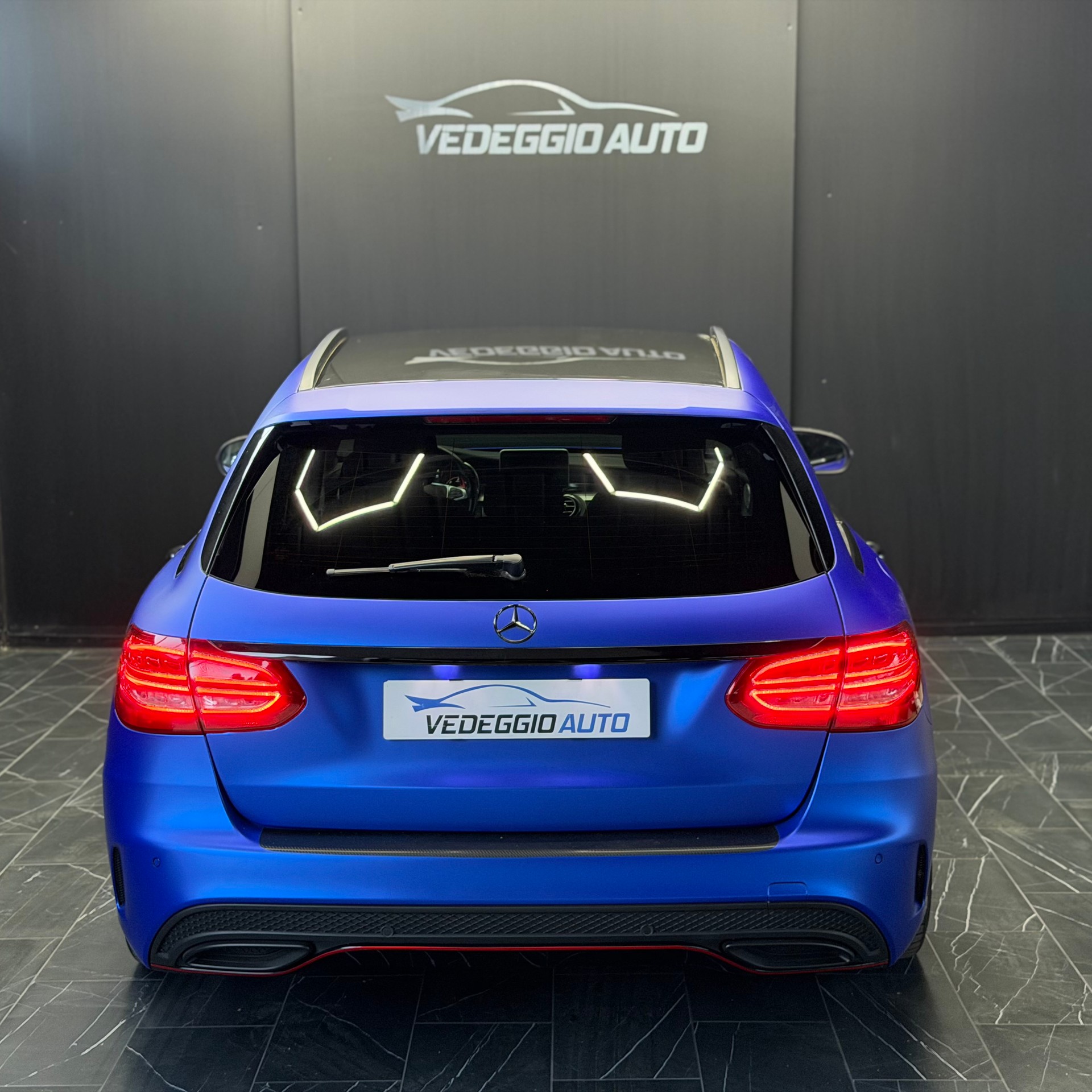 MERCEDES-BENZ C 300 BlueTEC Hybrid AMG Line 7G-Tronic-image-3