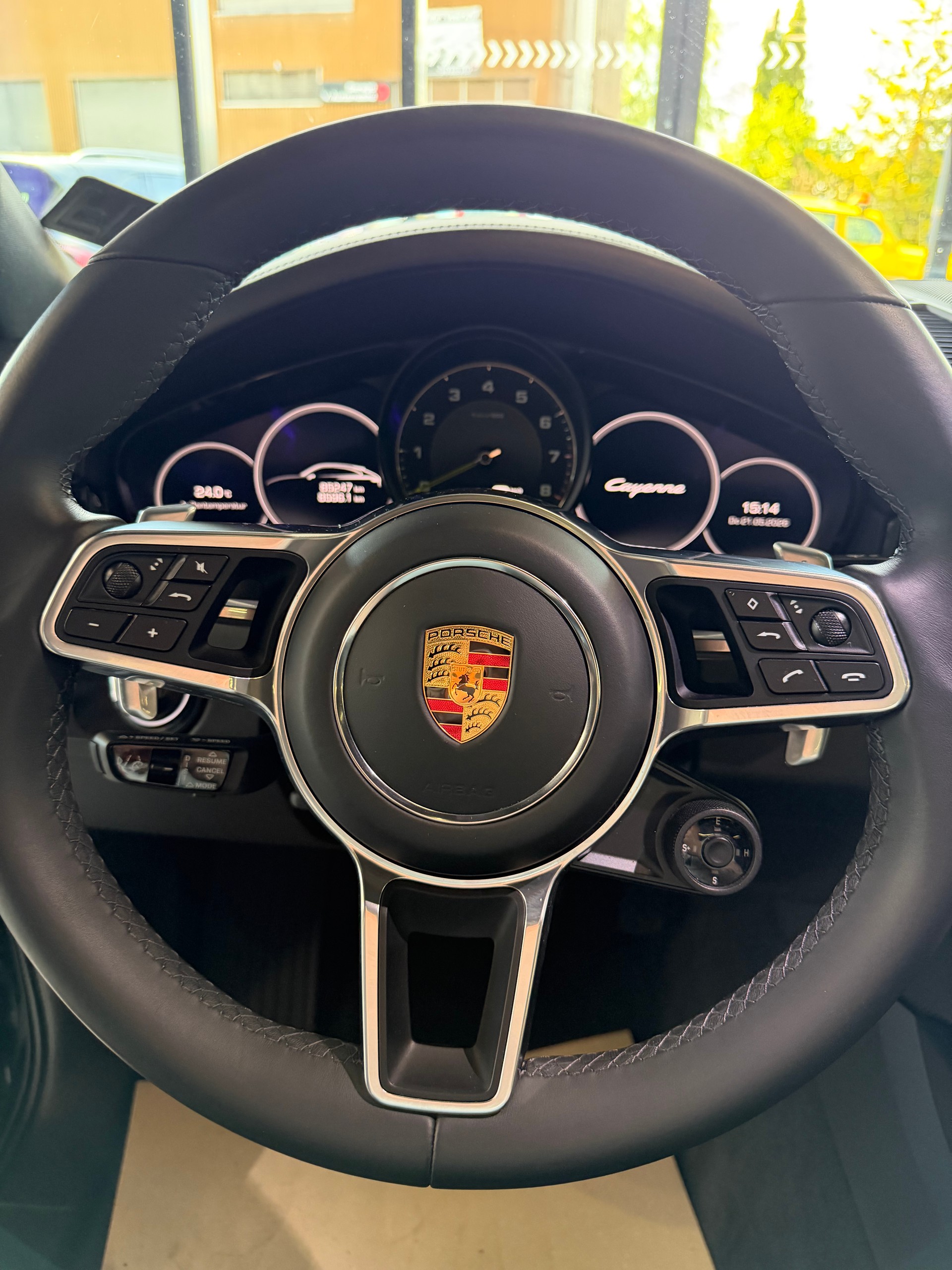 PORSCHE Cayenne Coupé E-Hybrid-image-8