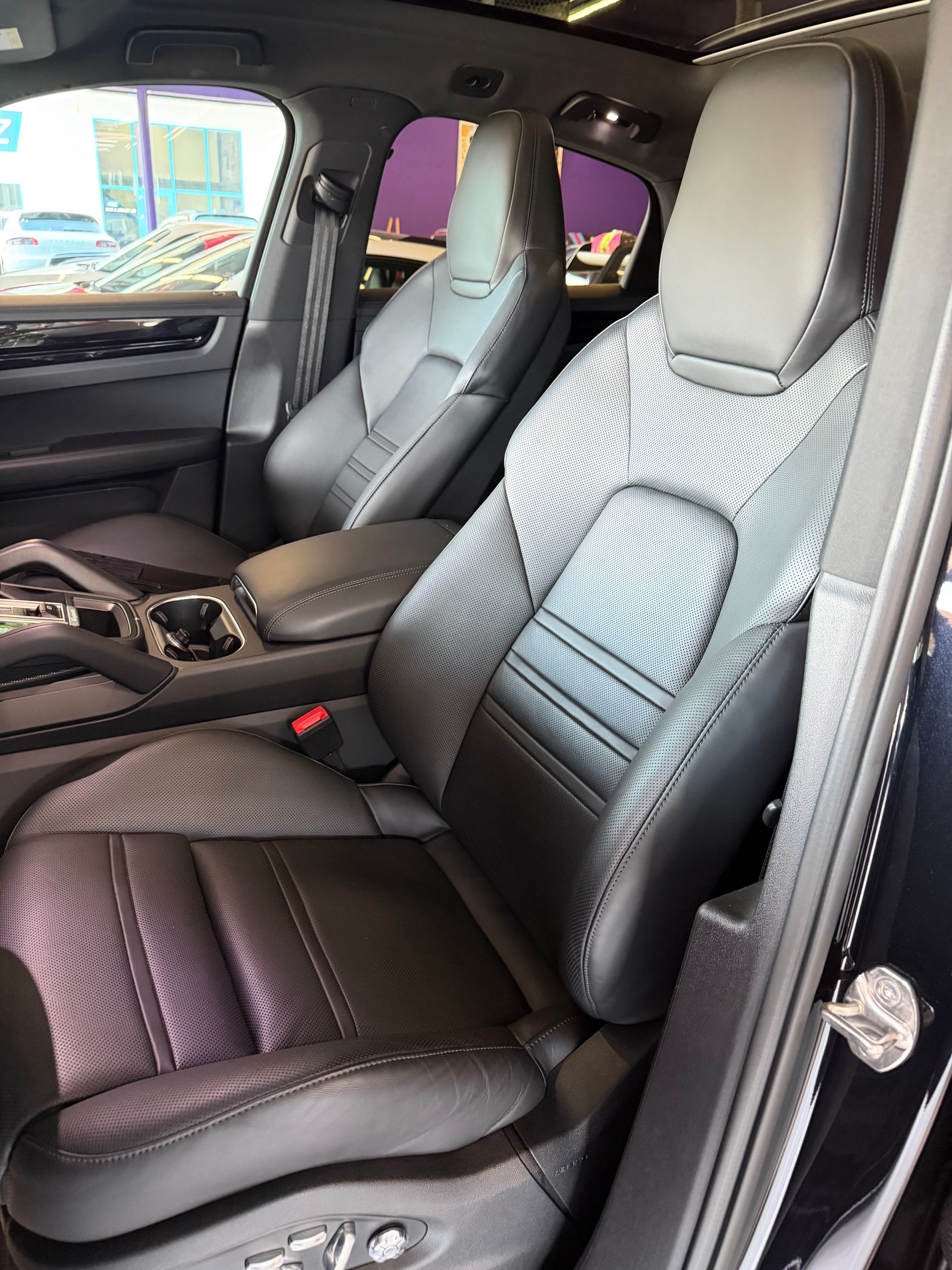 PORSCHE Cayenne Coupé E-Hybrid-image-6