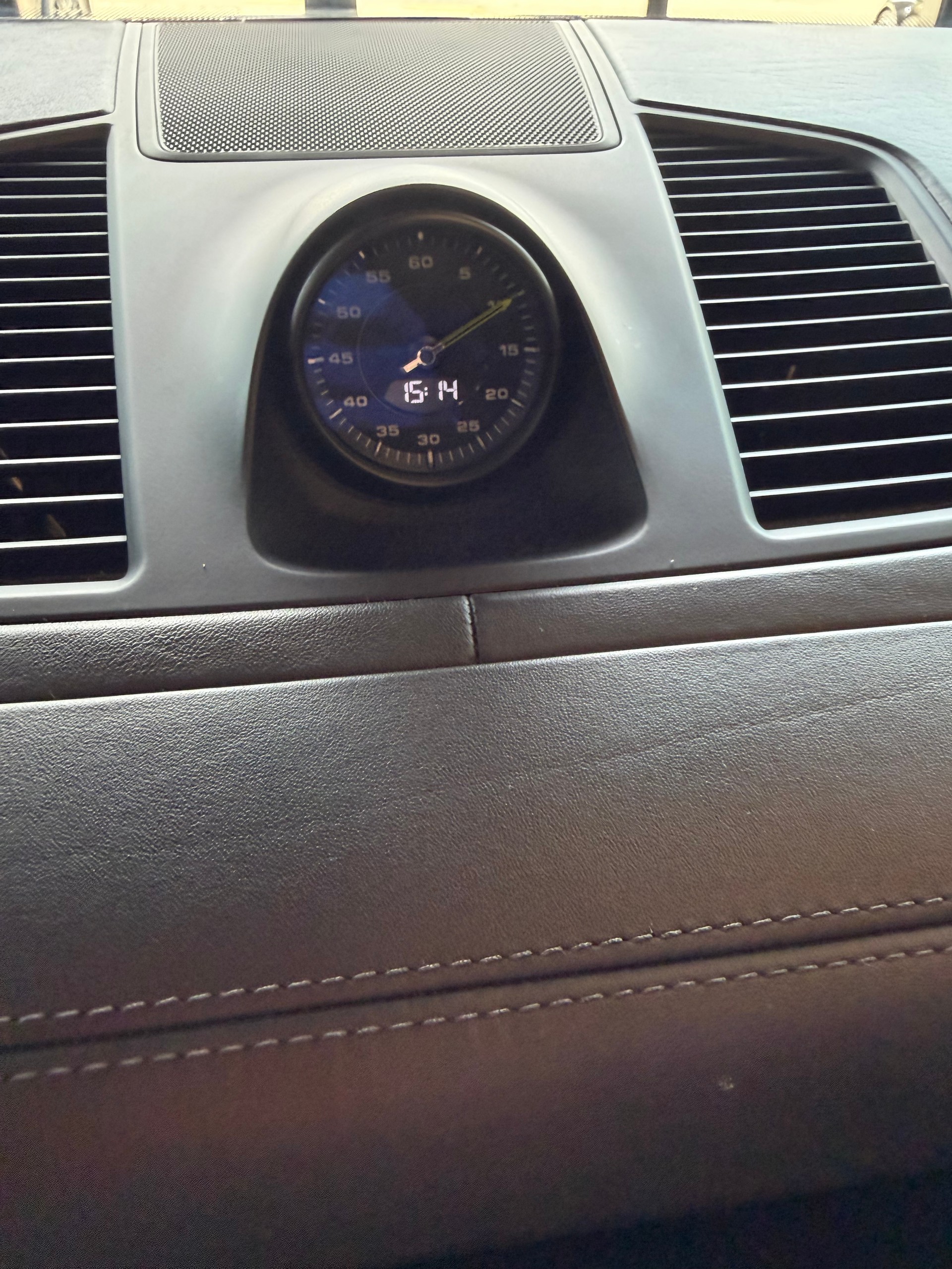 PORSCHE Cayenne Coupé E-Hybrid-image-9