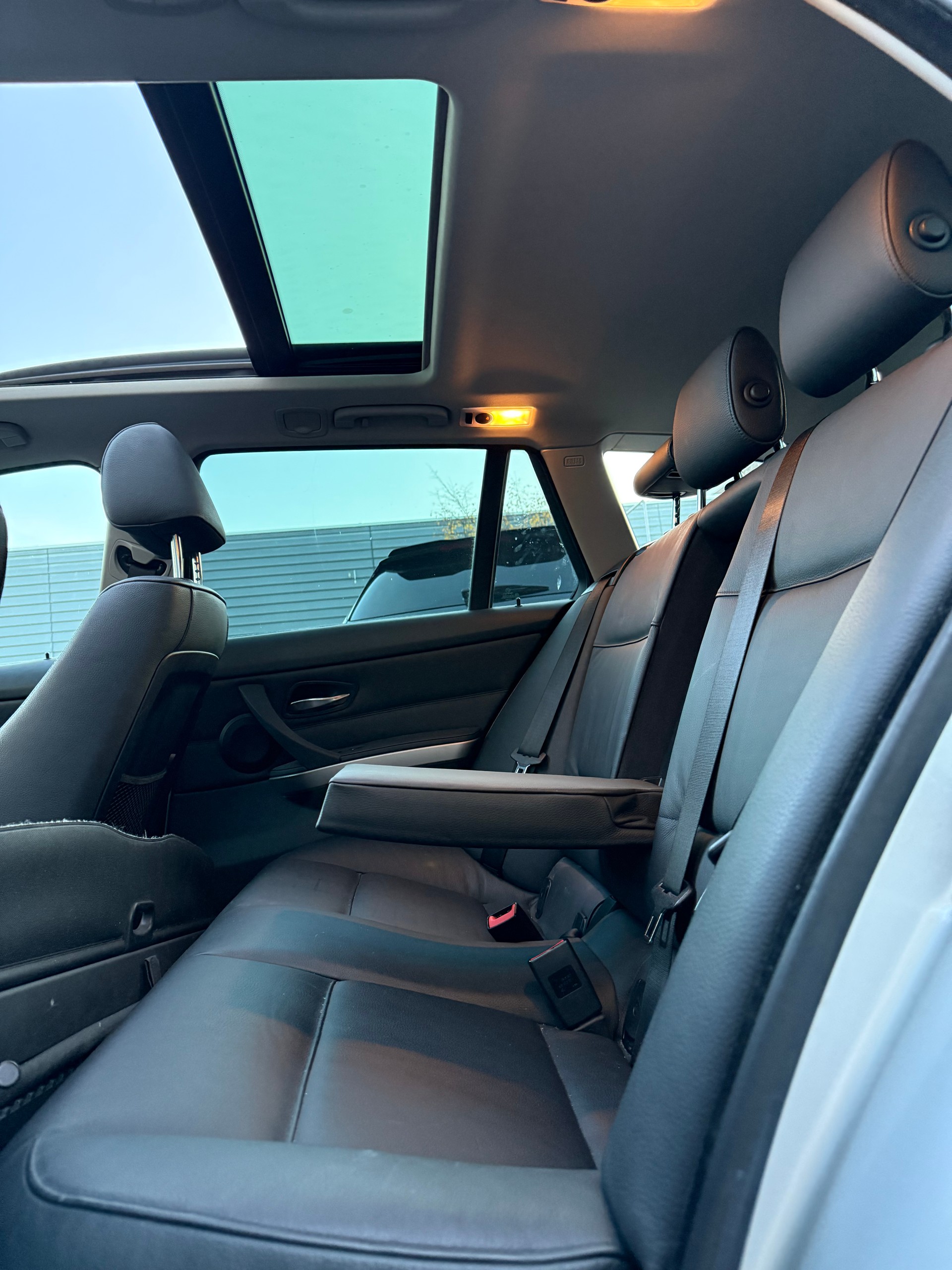 BMW 320i Touring Access Steptronic-image-4