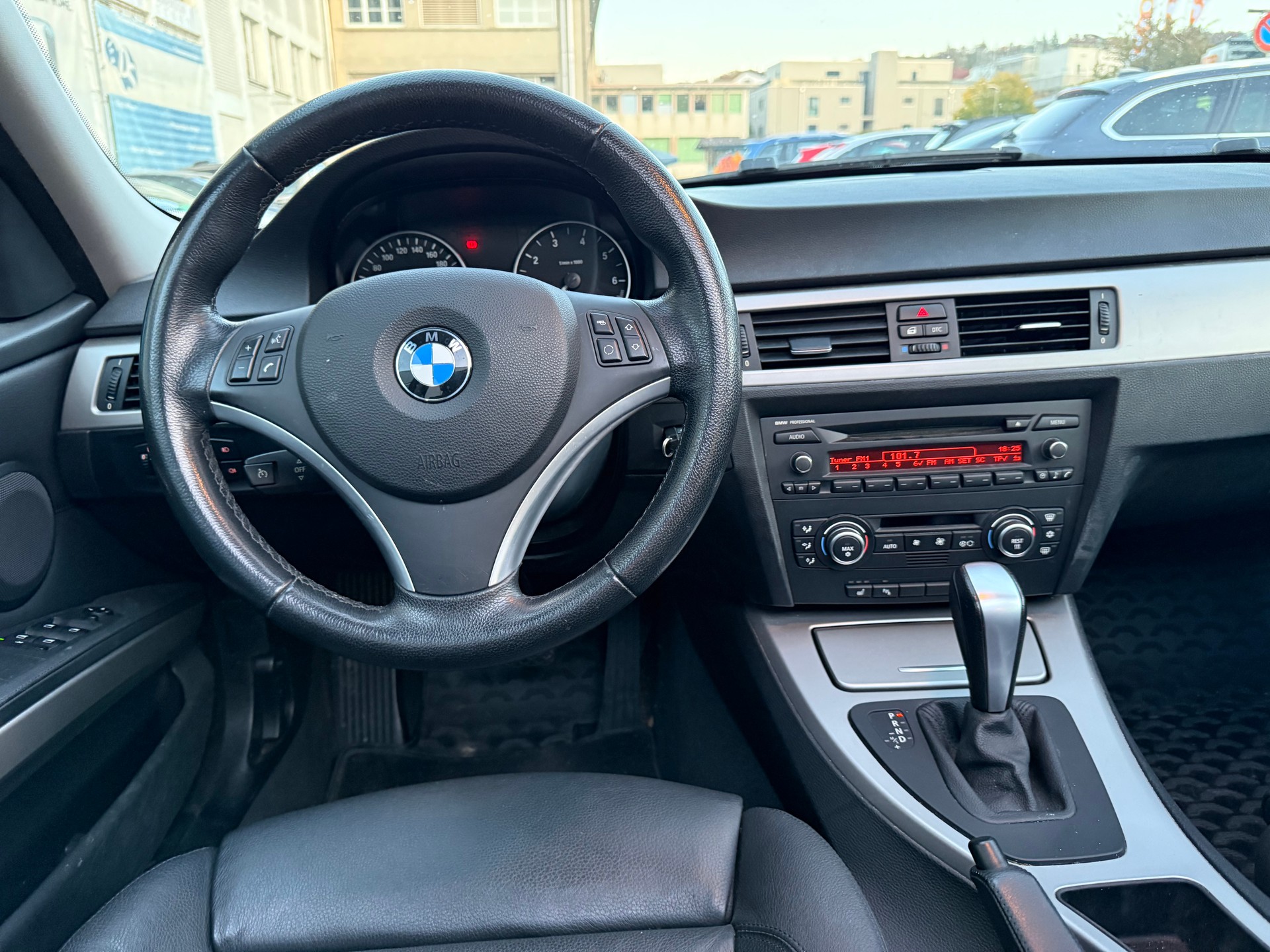 BMW 320i Touring Access Steptronic-image-12