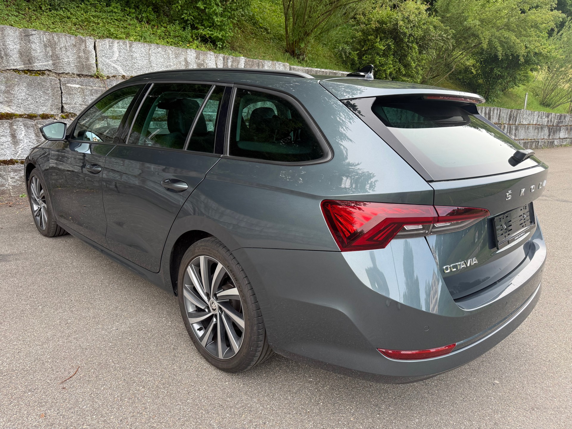 SKODA Octavia Combi 2.0 TDI DSG Style * Panorama * Leder * AHK *-image-3