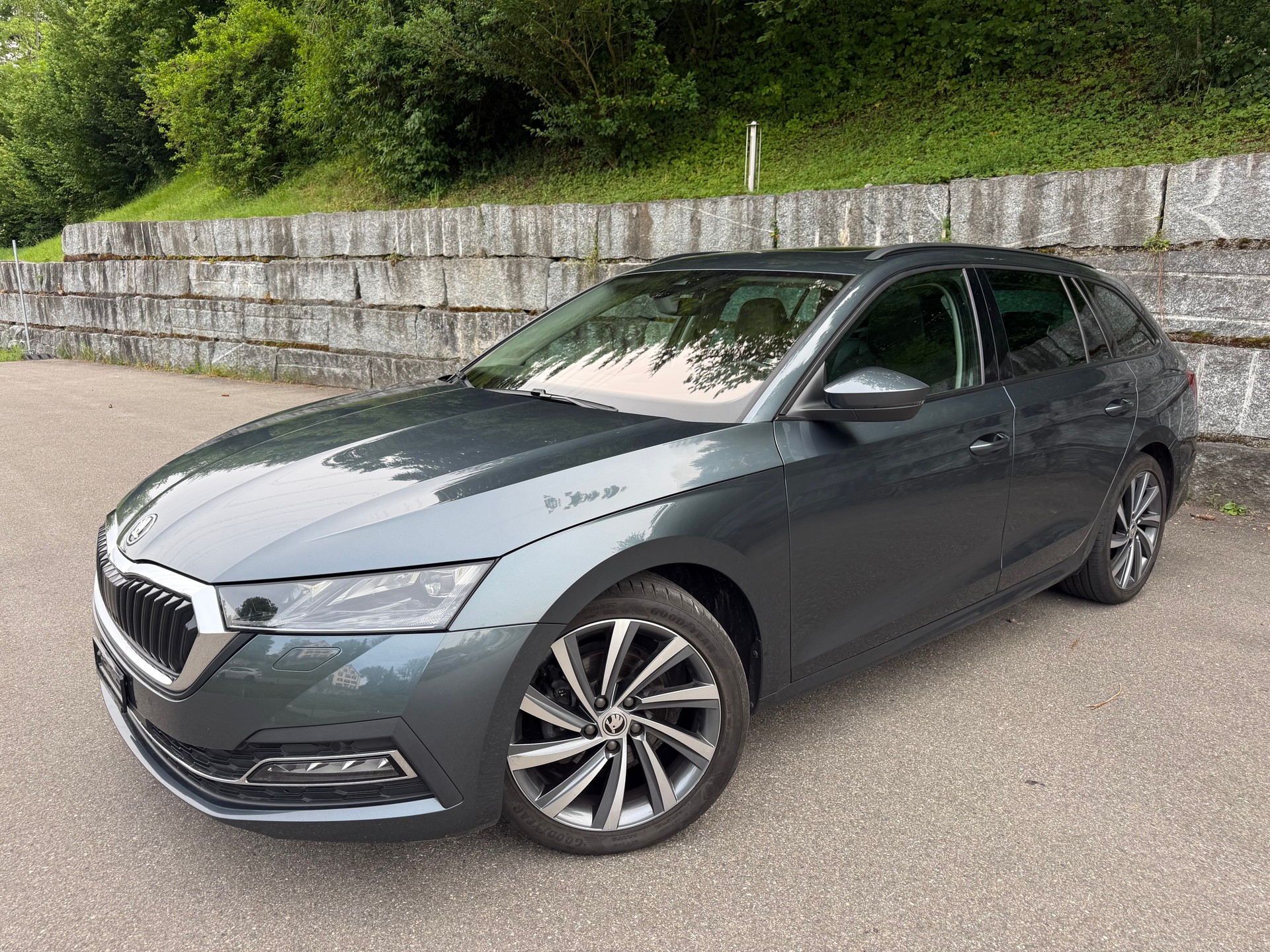 SKODA Octavia Combi 2.0 TDI DSG Style * Panorama * Leder * AHK *