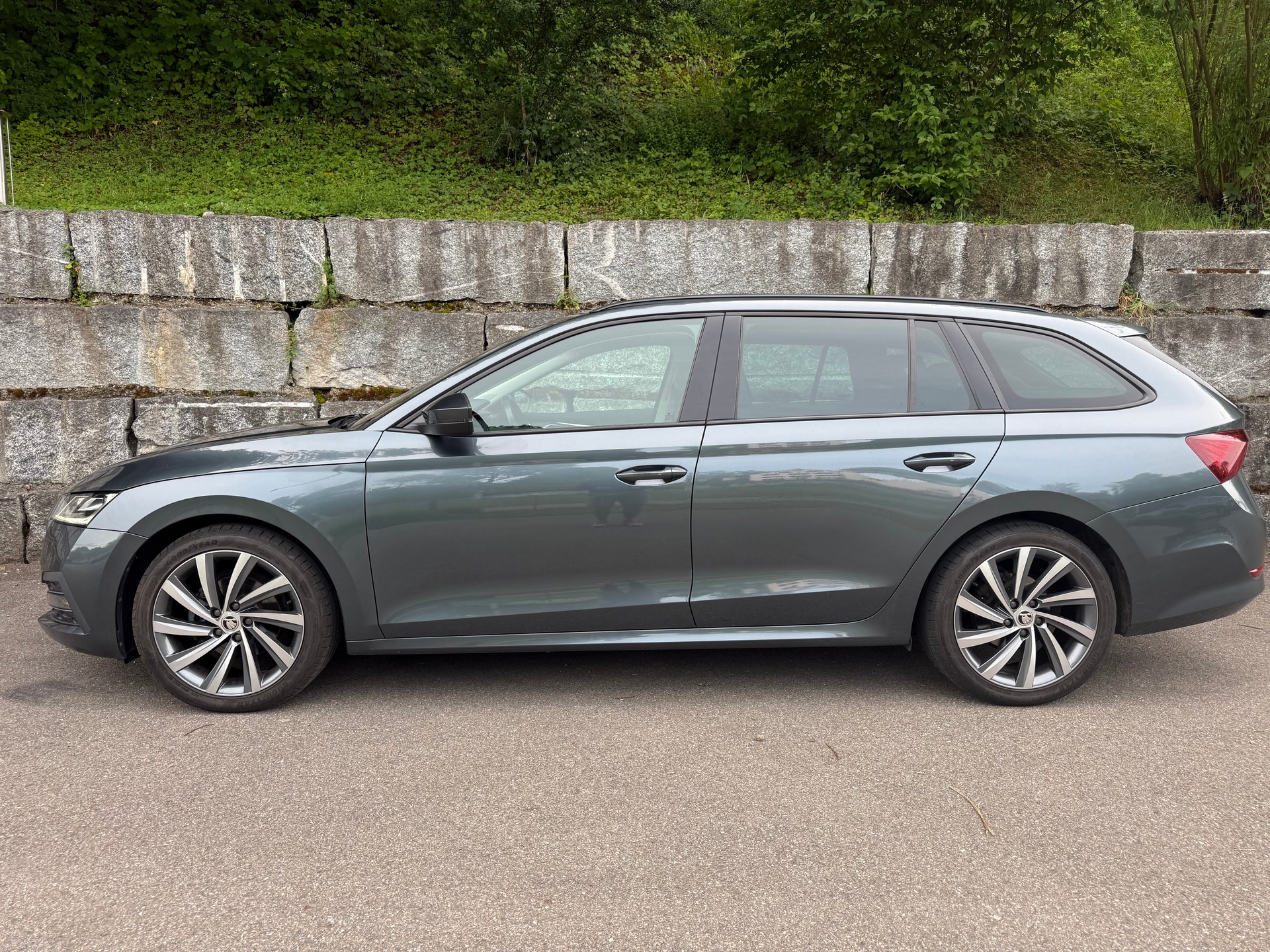 SKODA Octavia Combi 2.0 TDI DSG Style * Panorama * Leder * AHK *-image-14