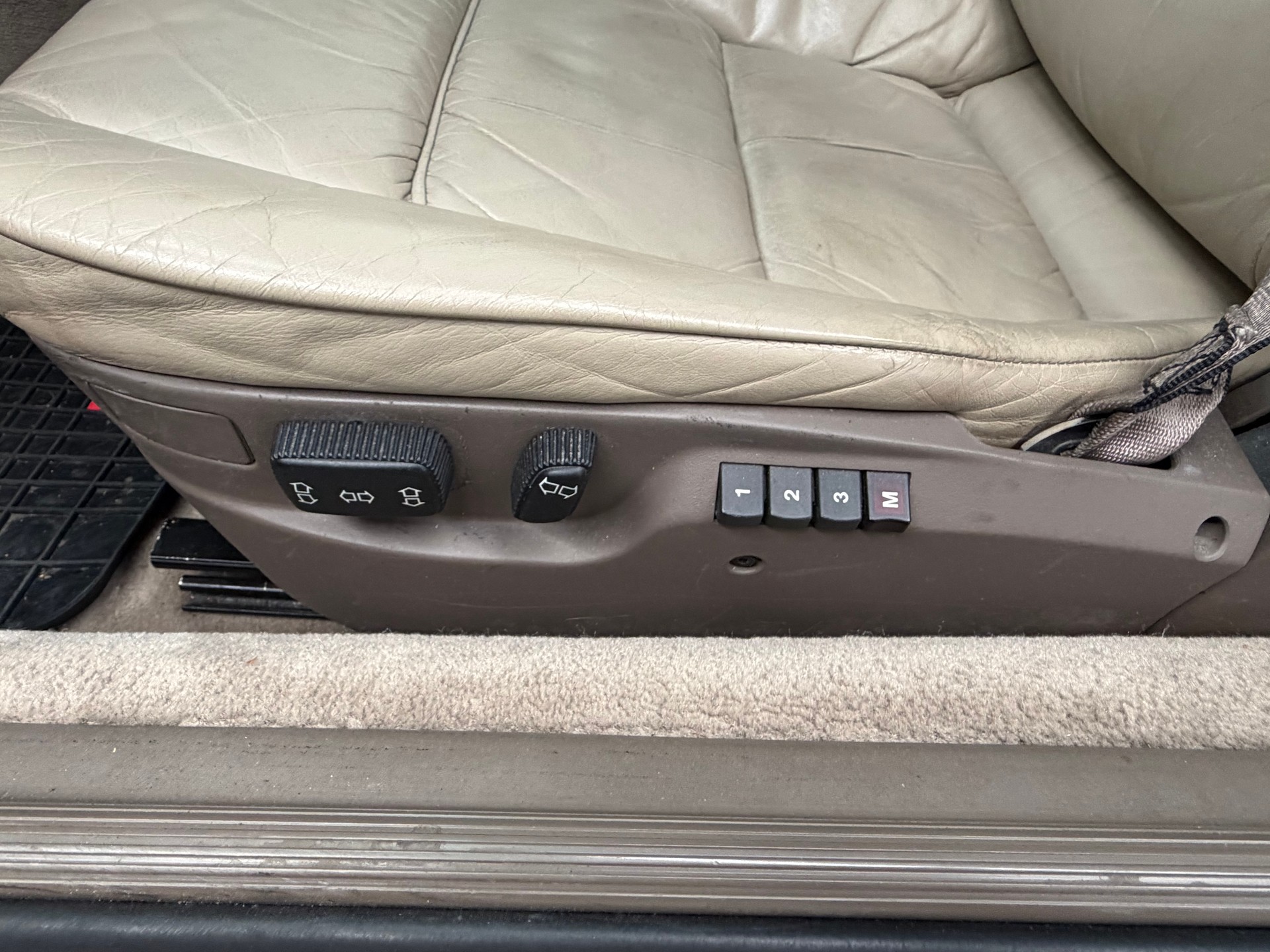 BMW 850CI-image-7
