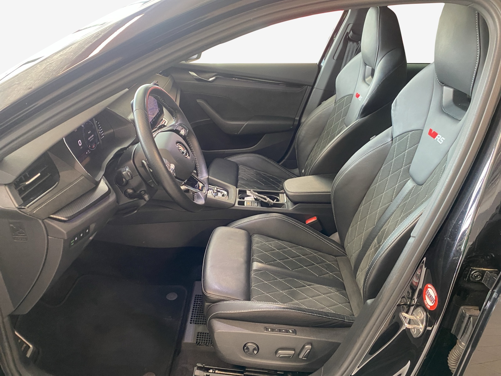 SKODA Octavia Combi 1.4 TSI PHEV DSG RS-image-8