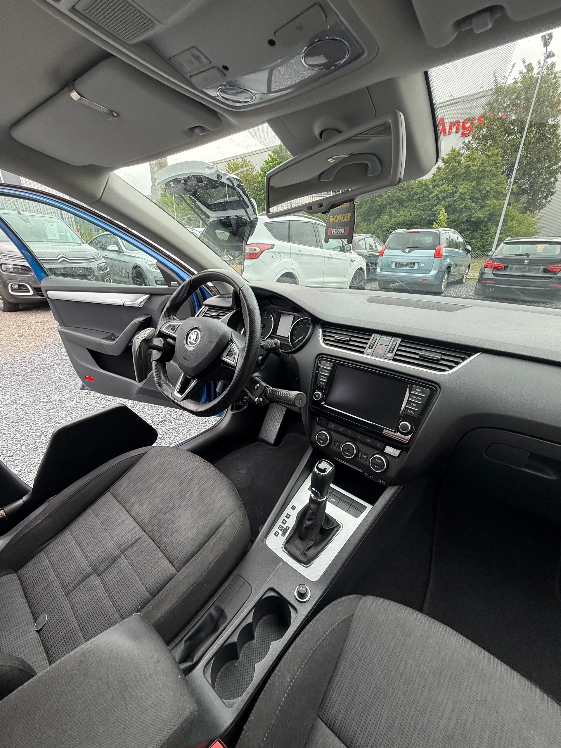 SKODA Octavia Combi 1.8 TSI L&K DSG-image-9