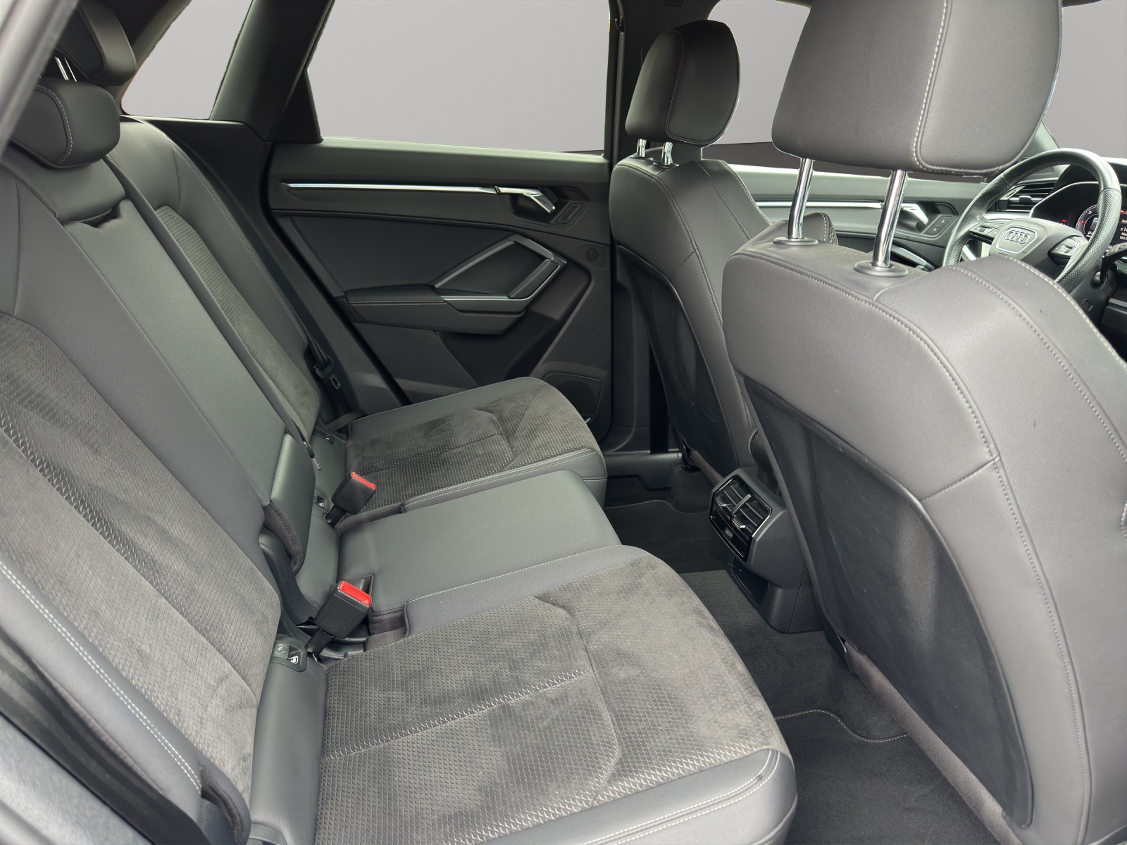 AUDI Q3 40 TDI S line Attraction quattro S-tronic-image-14