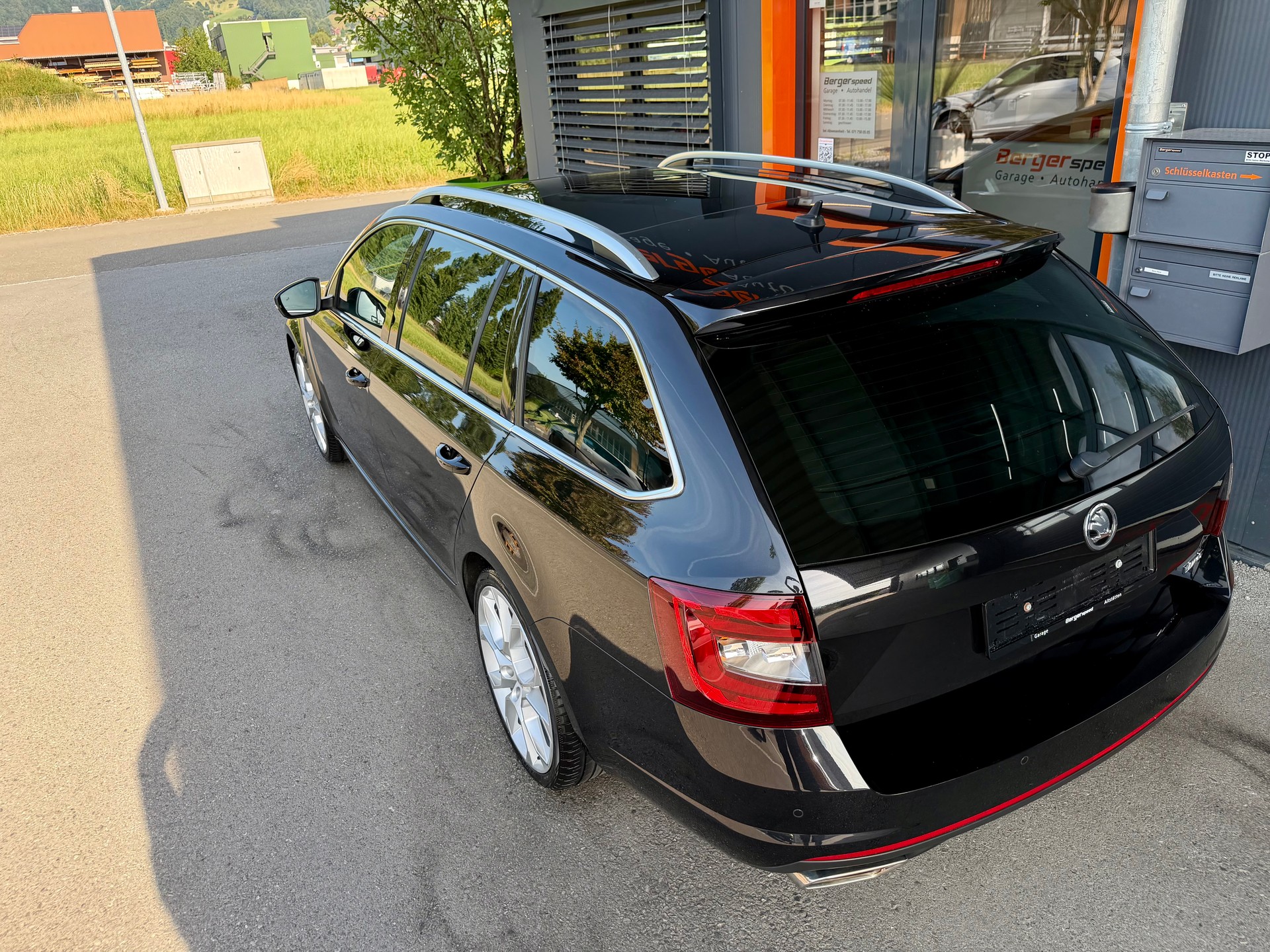 SKODA Octavia Combi 2.0 TSI RS DSG-image-15