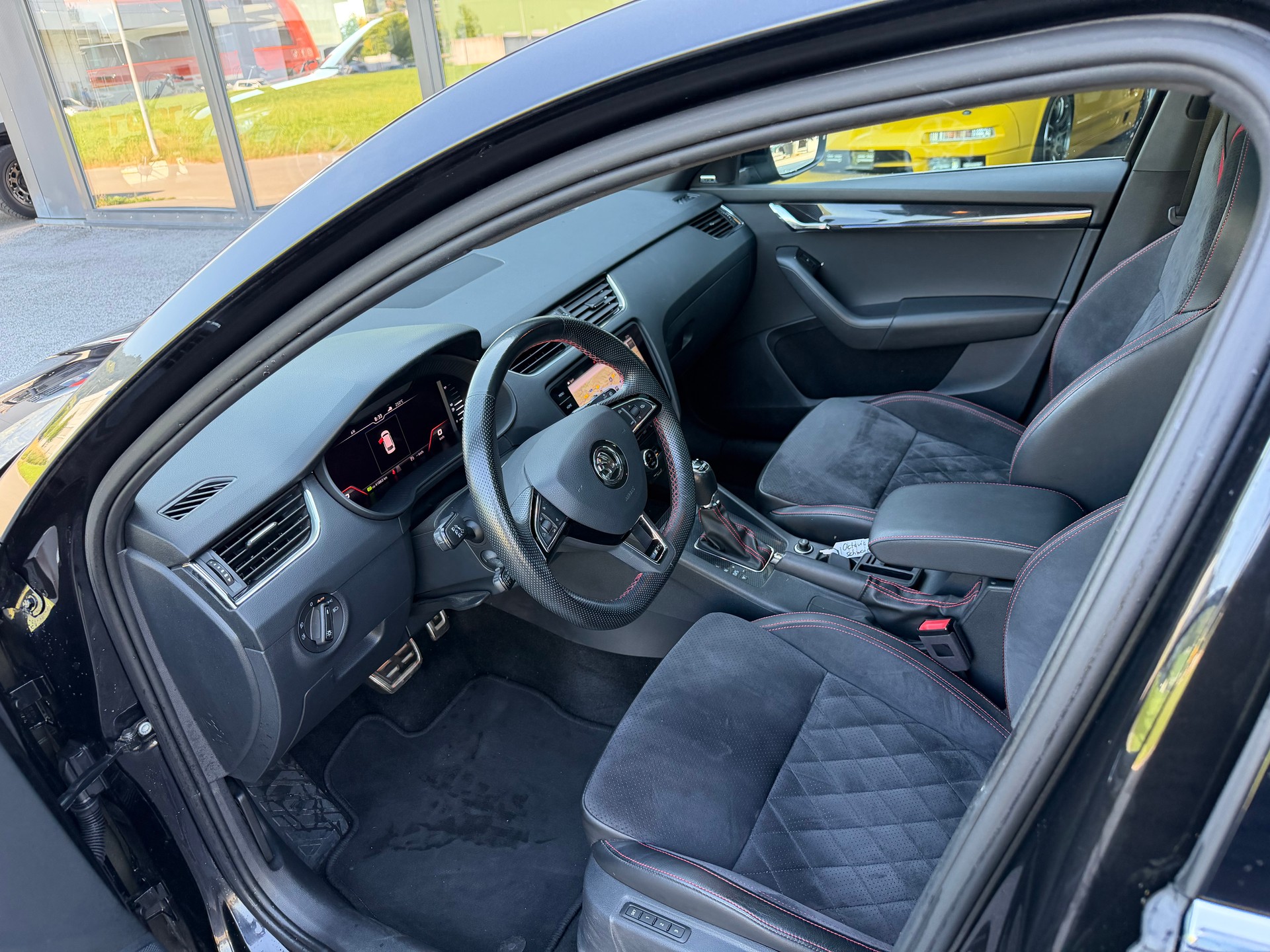SKODA Octavia Combi 2.0 TSI RS DSG-image-5
