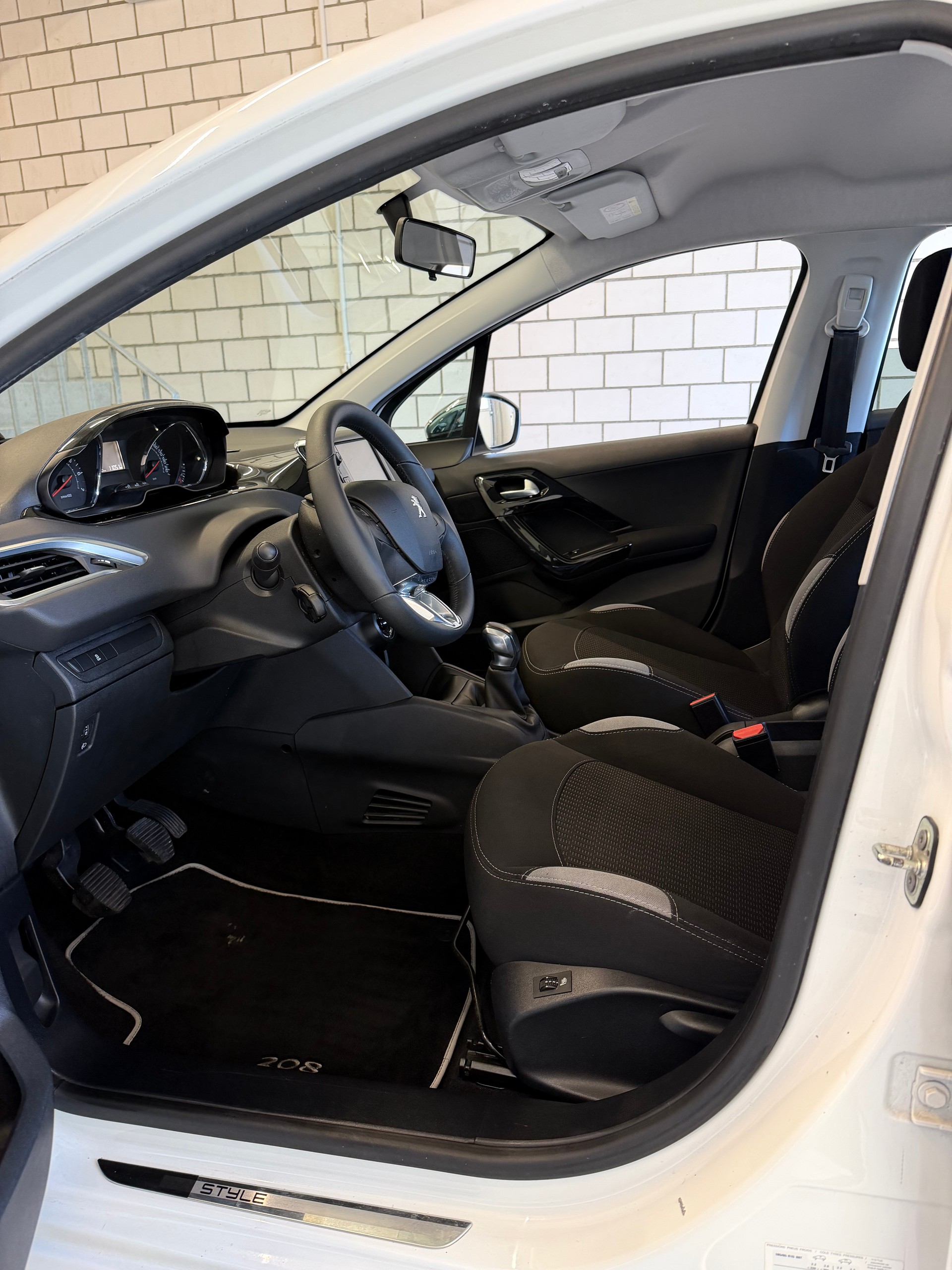 PEUGEOT 208 1.2 VTI Active-image-4